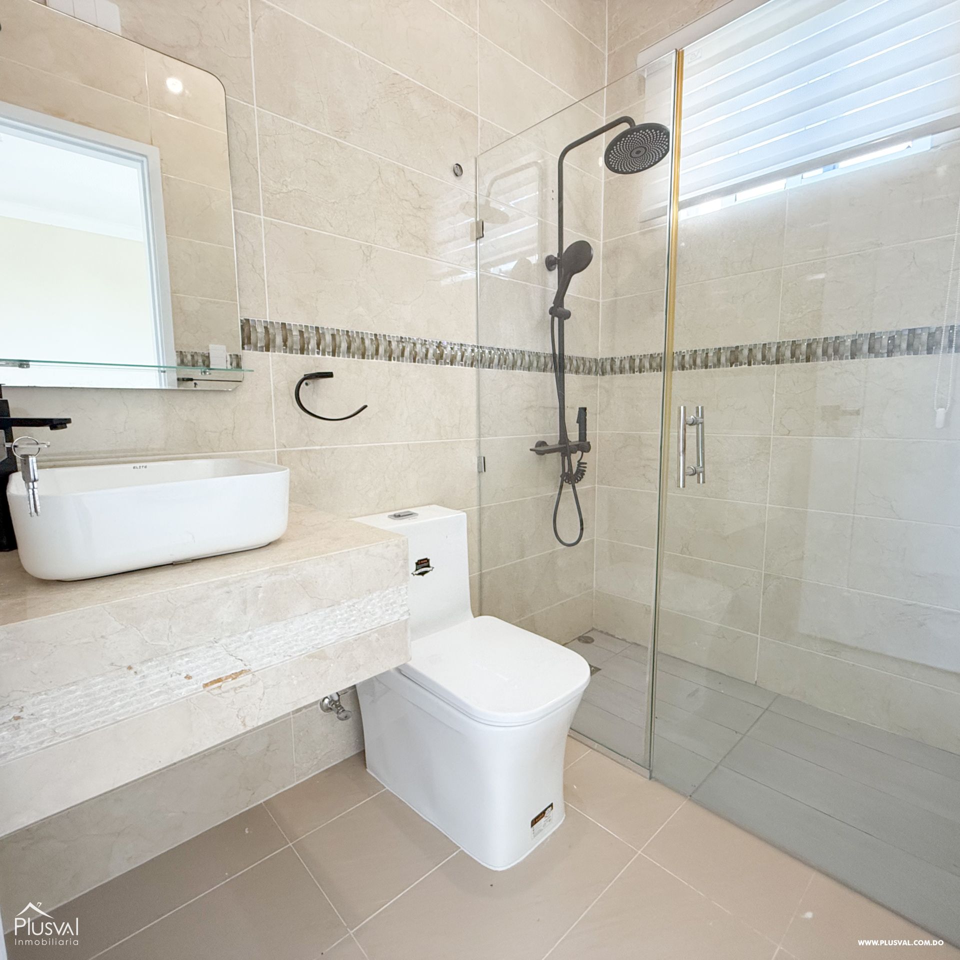 Venta de apartamento en Exclusiva Área de Santiago con parqueos techados. 397826