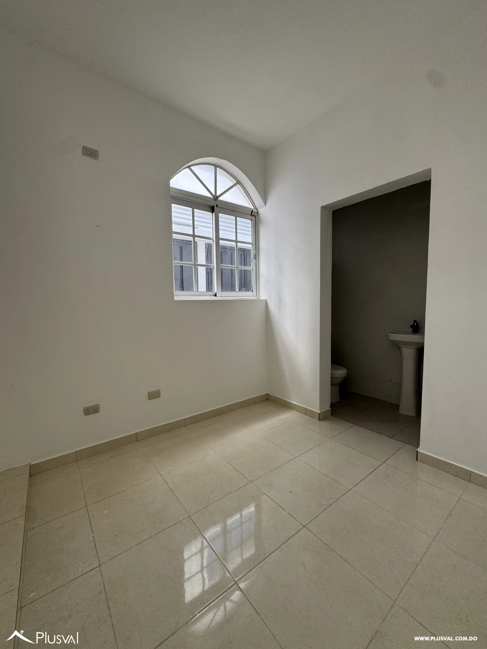 Casa de Dos Niveles en Alquiler en Exclusivo Complejo Habitacional Privado 528696