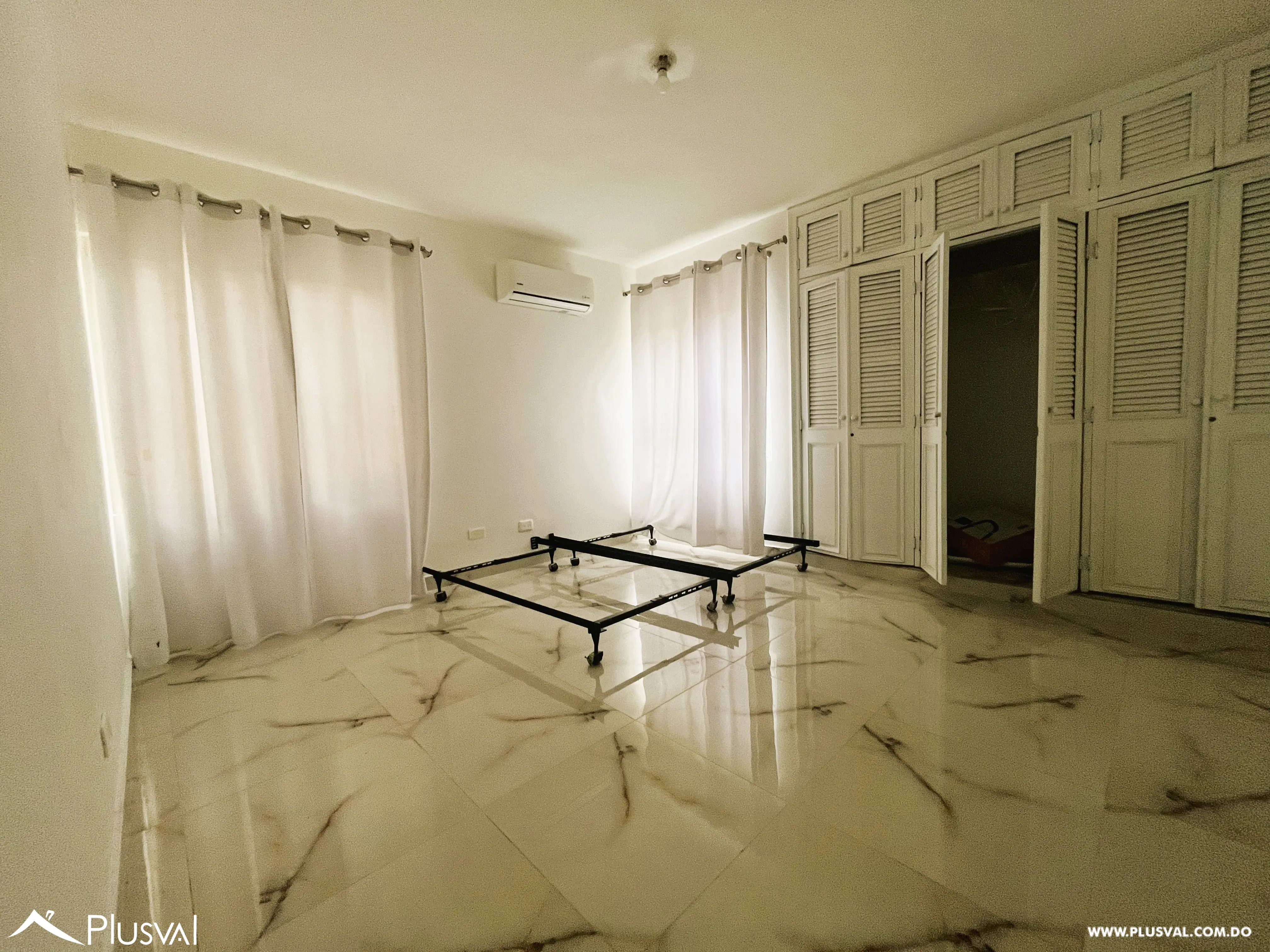 Apartamento de 3 habitaciones en alquiler en Evaristo Morales 523582