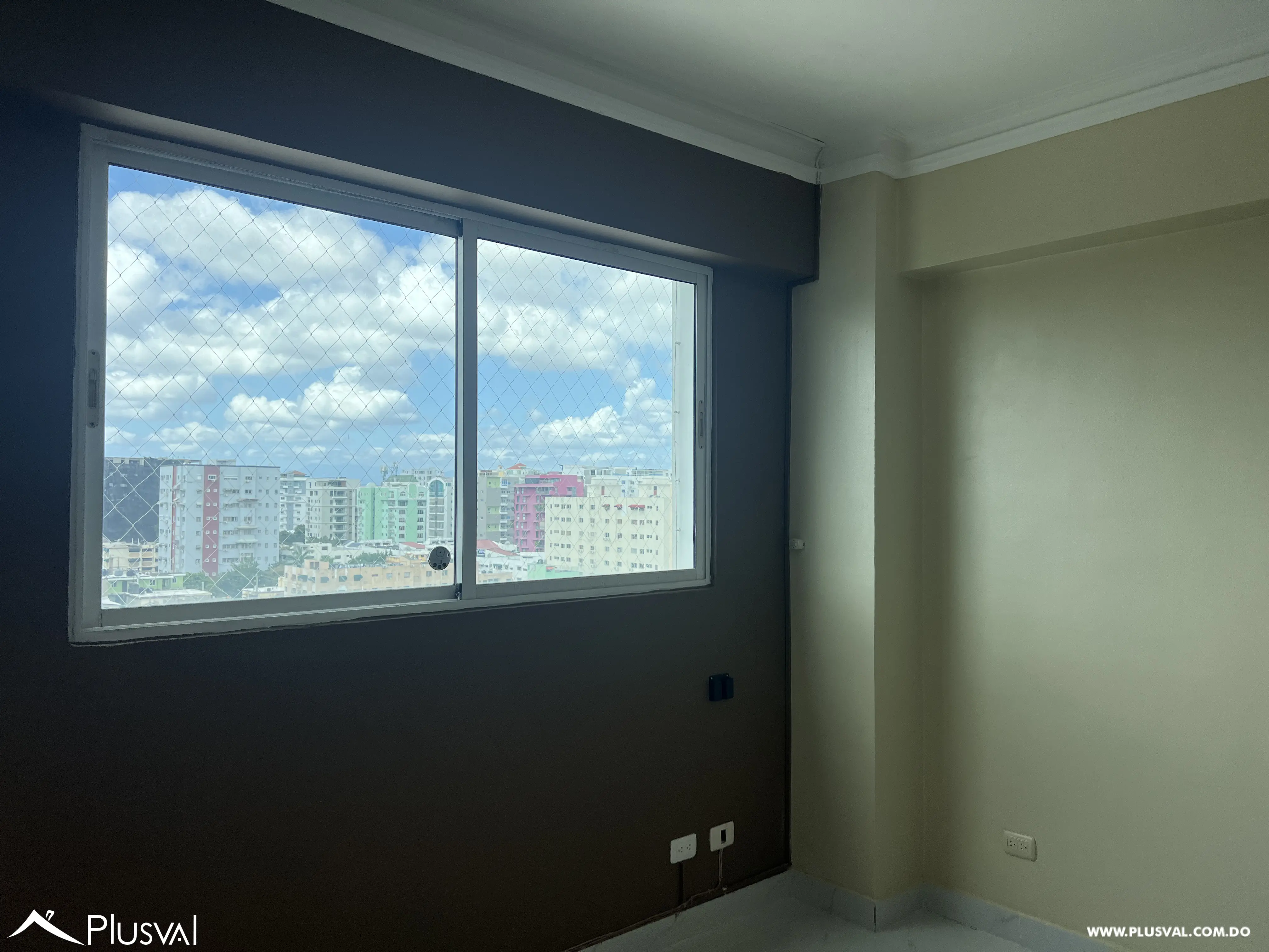 Alquiler de amplio  apartamento amplio en Evaristo Morales. 487577