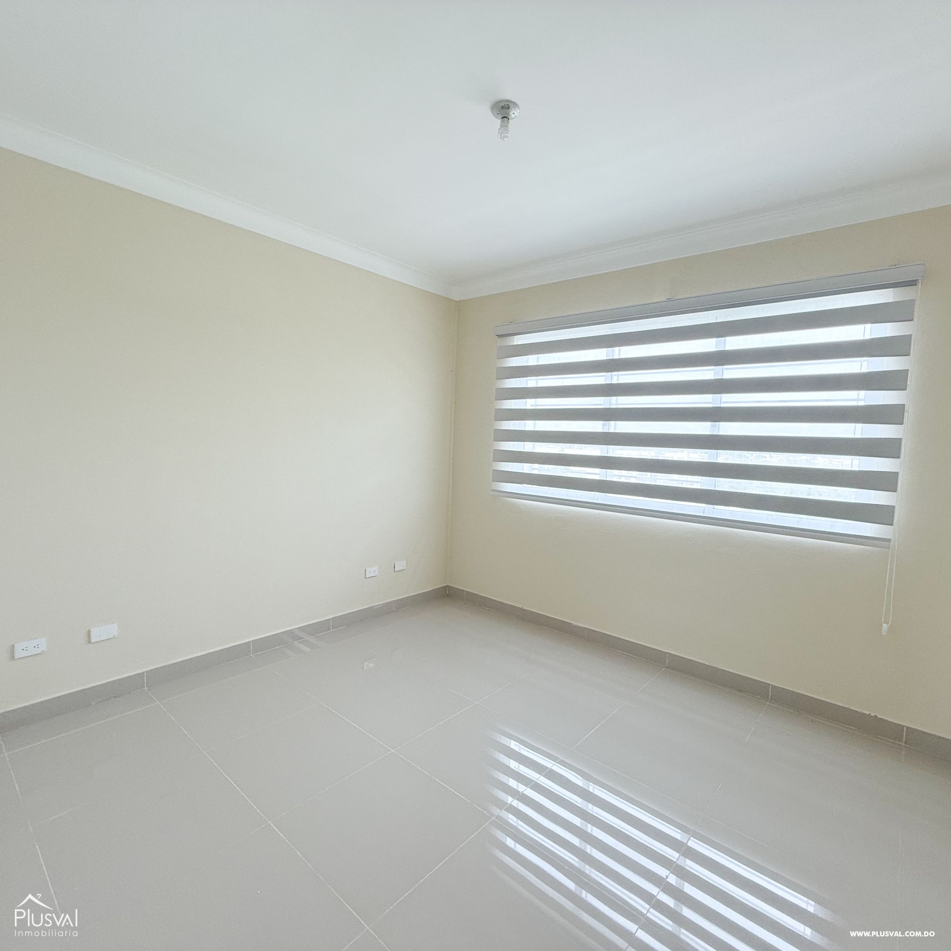 Venta de apartamento en Exclusiva Área de Santiago con parqueos techados. 397822