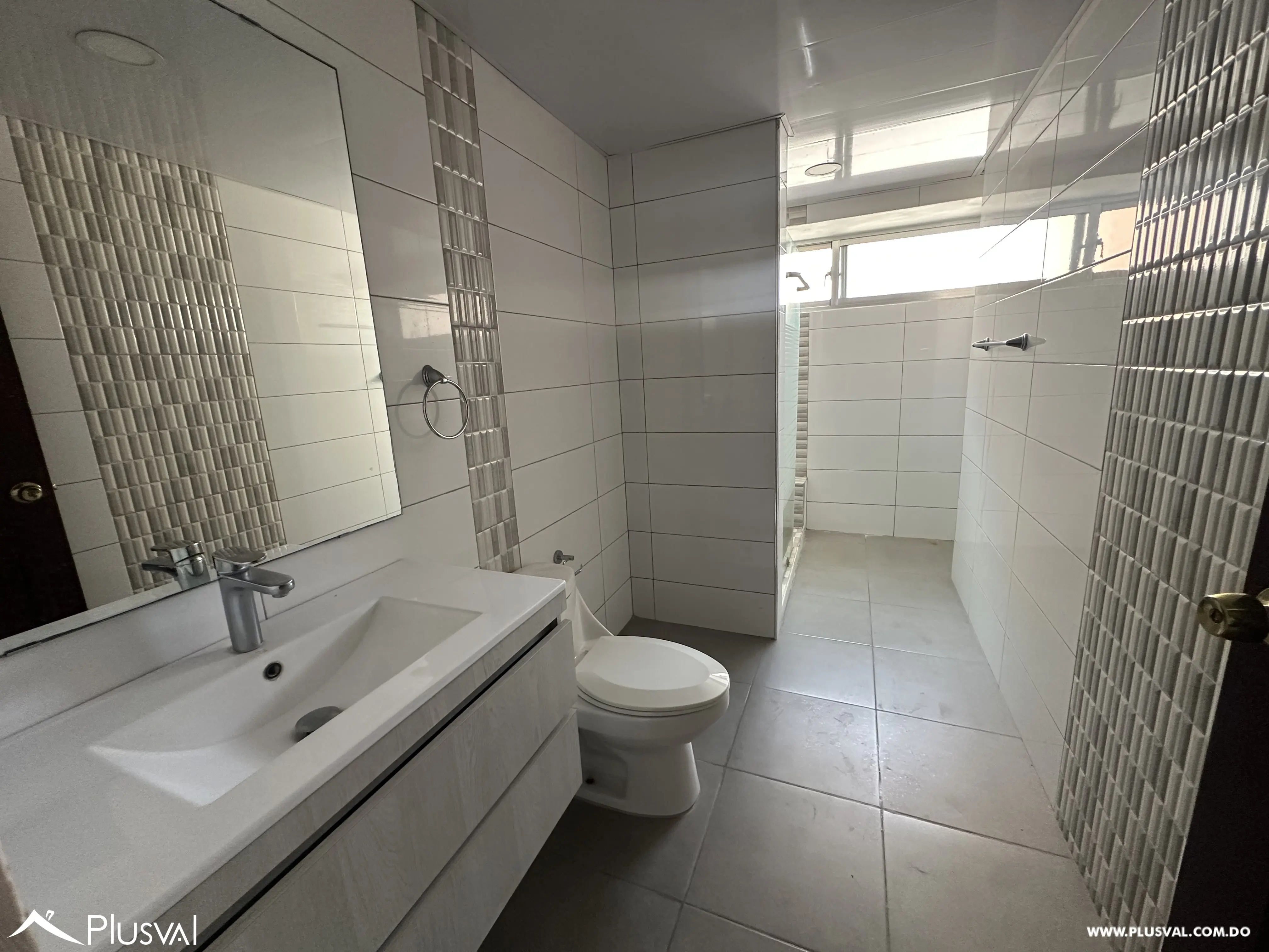 Venta de amplio apartamento, en Naco. 490286