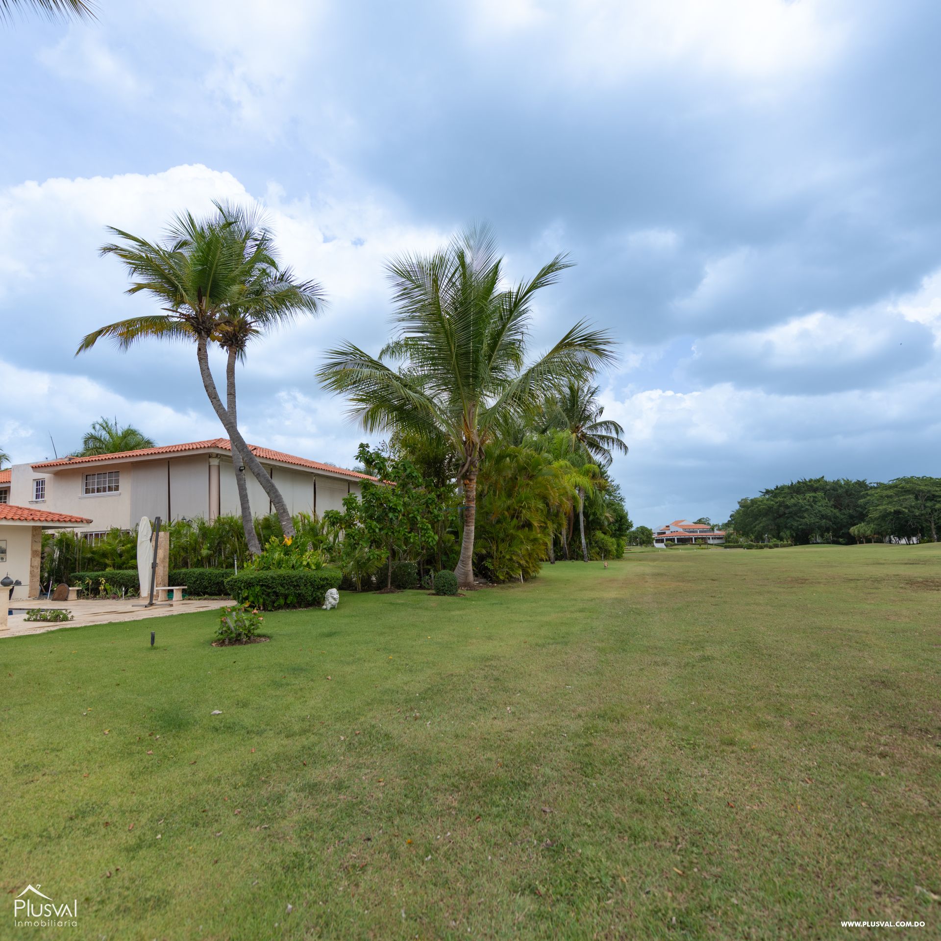 Villa en venta en metro Country Club con piscina privada y vista al campo de golf 456537