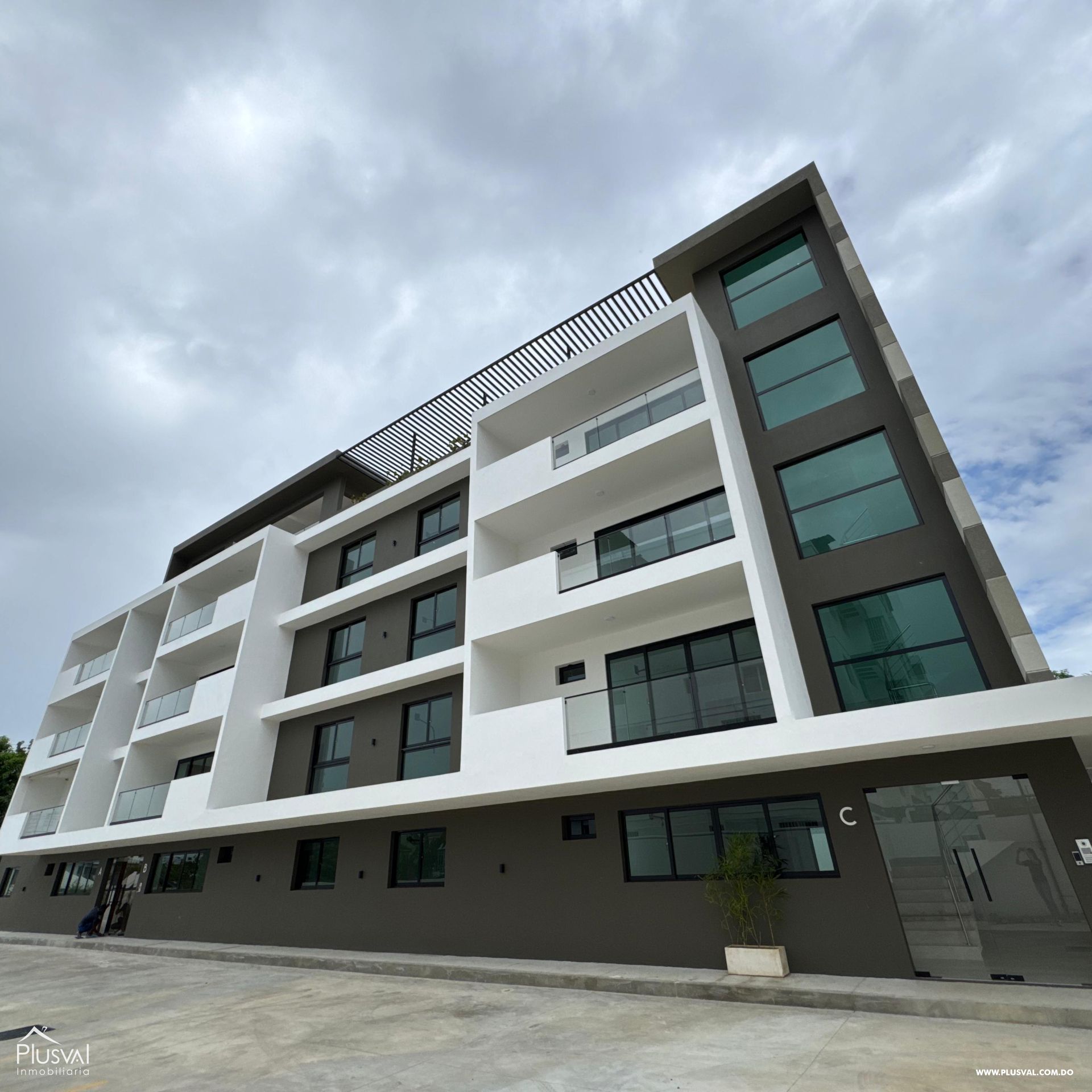 Amplio apartamento residencial ubicado en un 4to nivel con terraza, ideal para los amantes de la naturaleza y de la cordillera. 501321