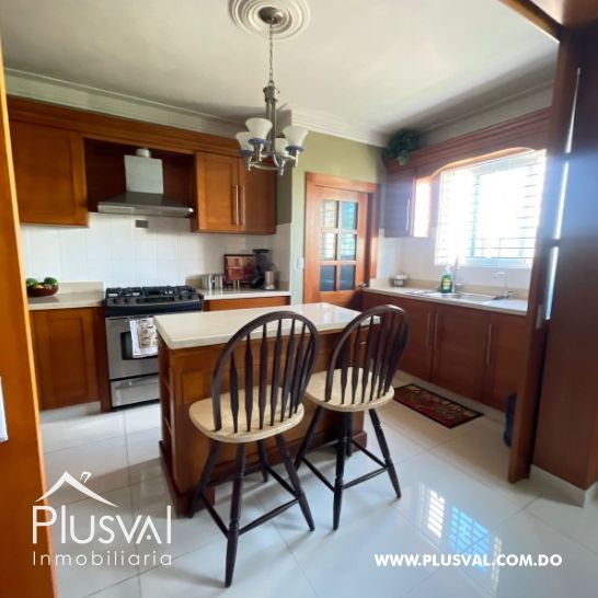 Amplio apartamento en venta, en zona tranquila de Santiago. 287018