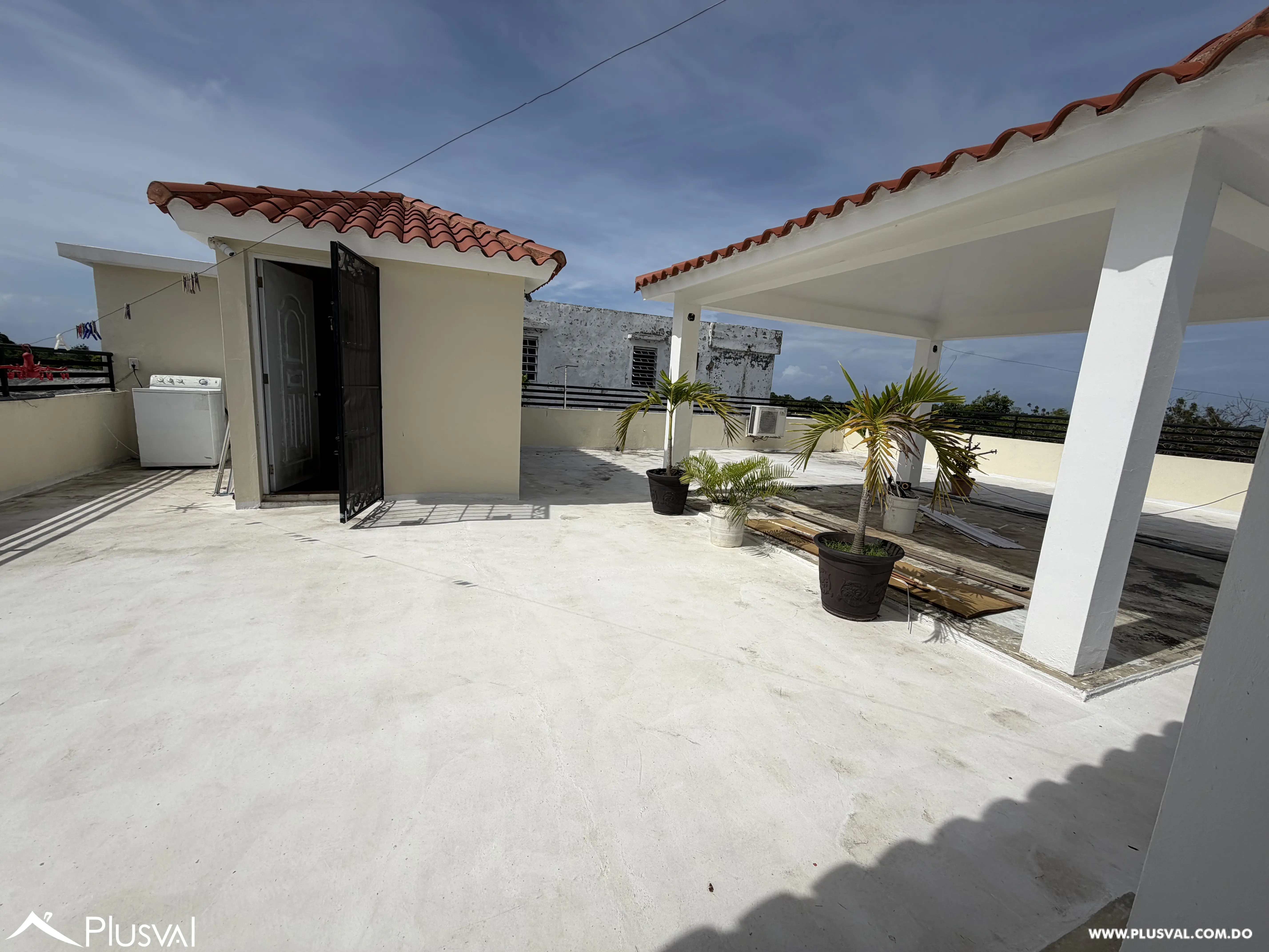 Casa de 3 Niveles con Piscina y Área Social en Juan Dolio 513197
