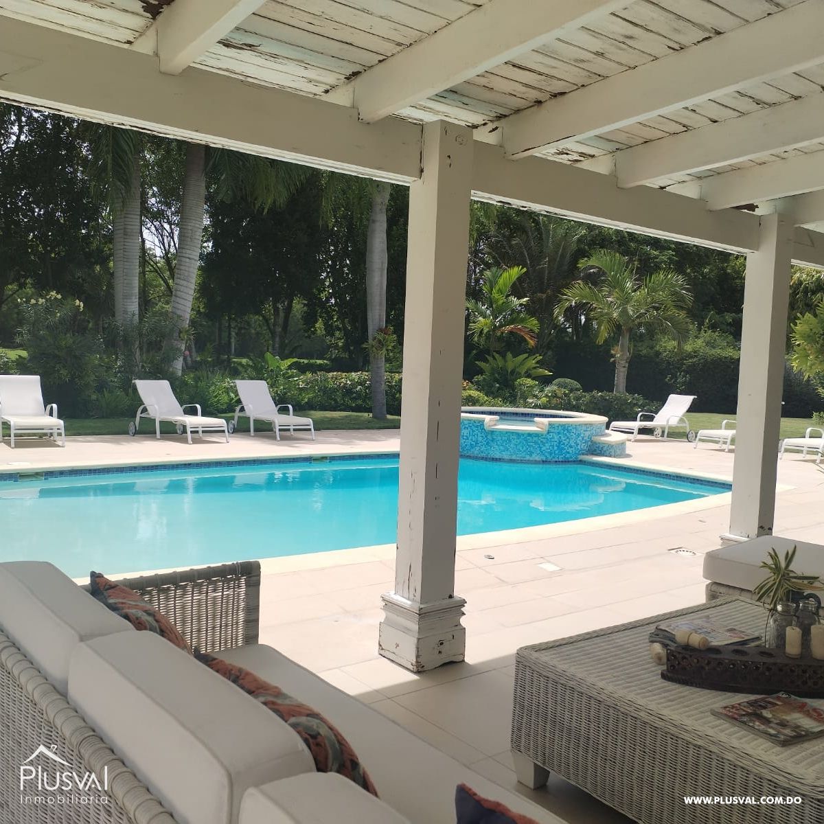 Villa en Guavaberry de dos niveles con vista hacia la piscina y campo de golf. 367971