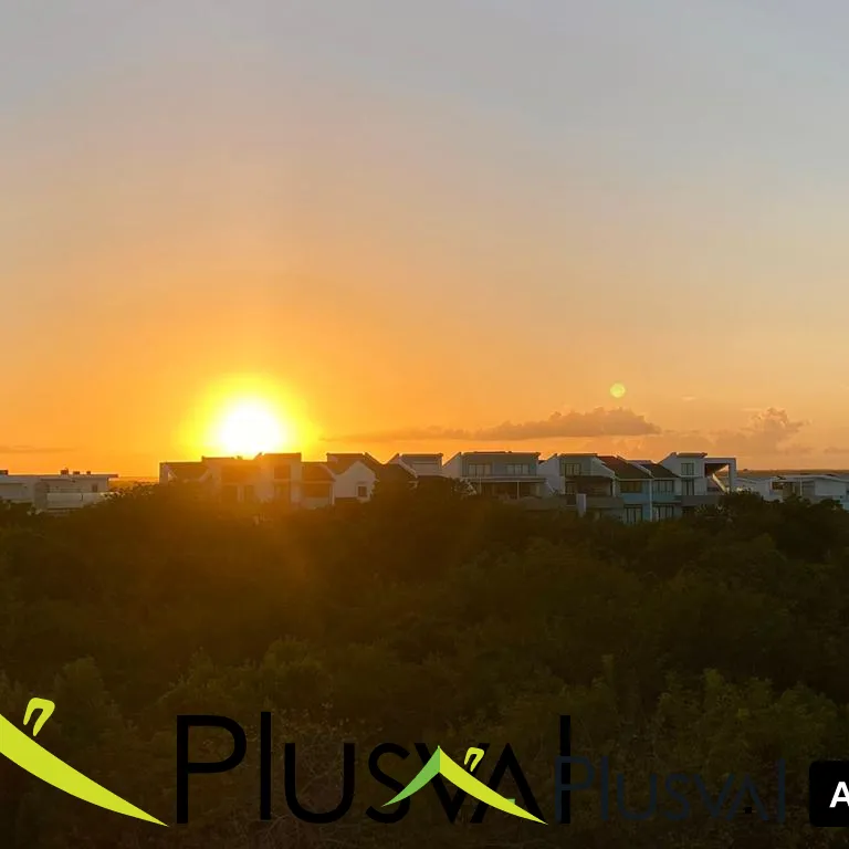 Amplio apartamento en venta con terraza y acceso a playa en Punta Cana Village 444528