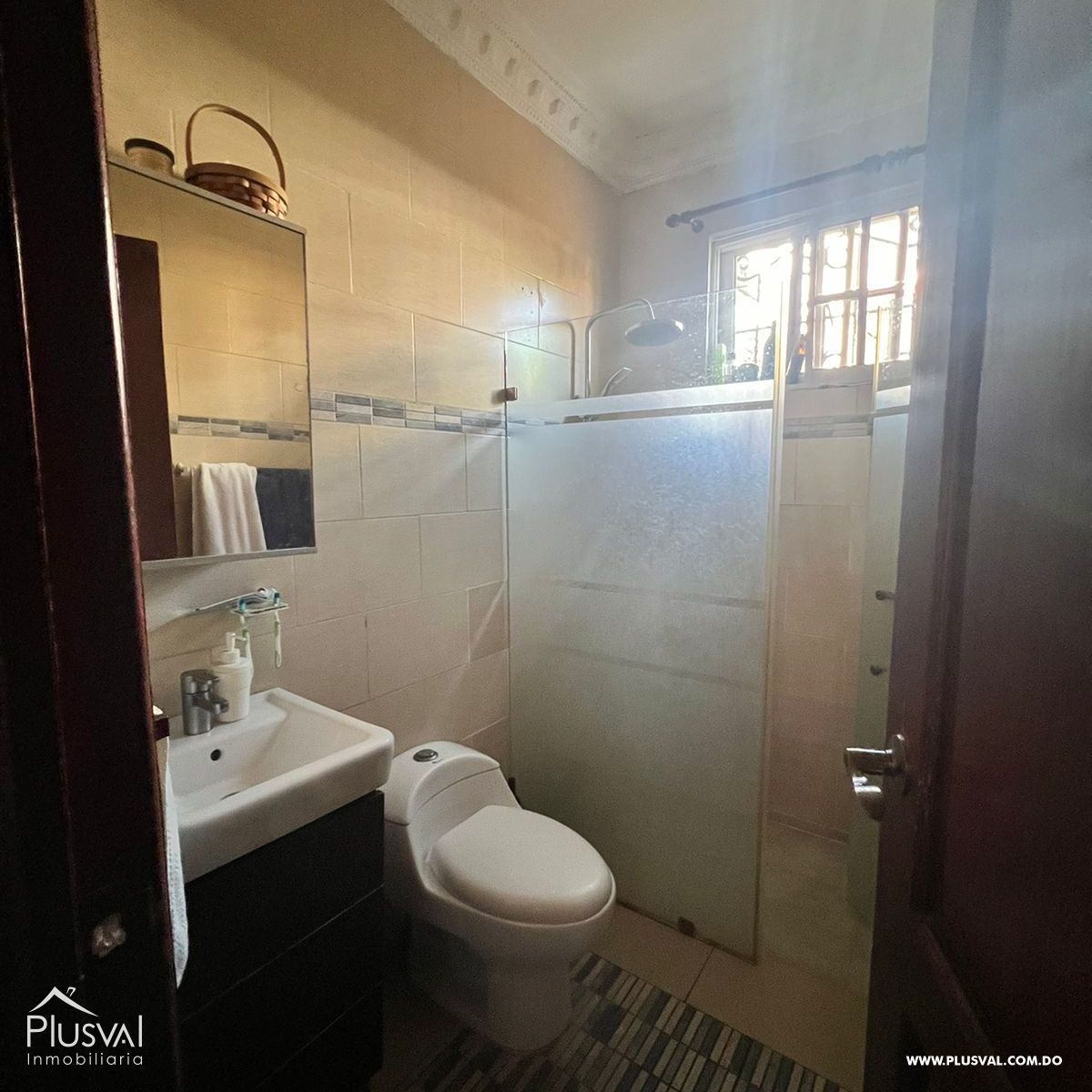Casa en venta en Santo Domingo Este, mas una segunda casa con jacuzzi en el segundo piso. 381766