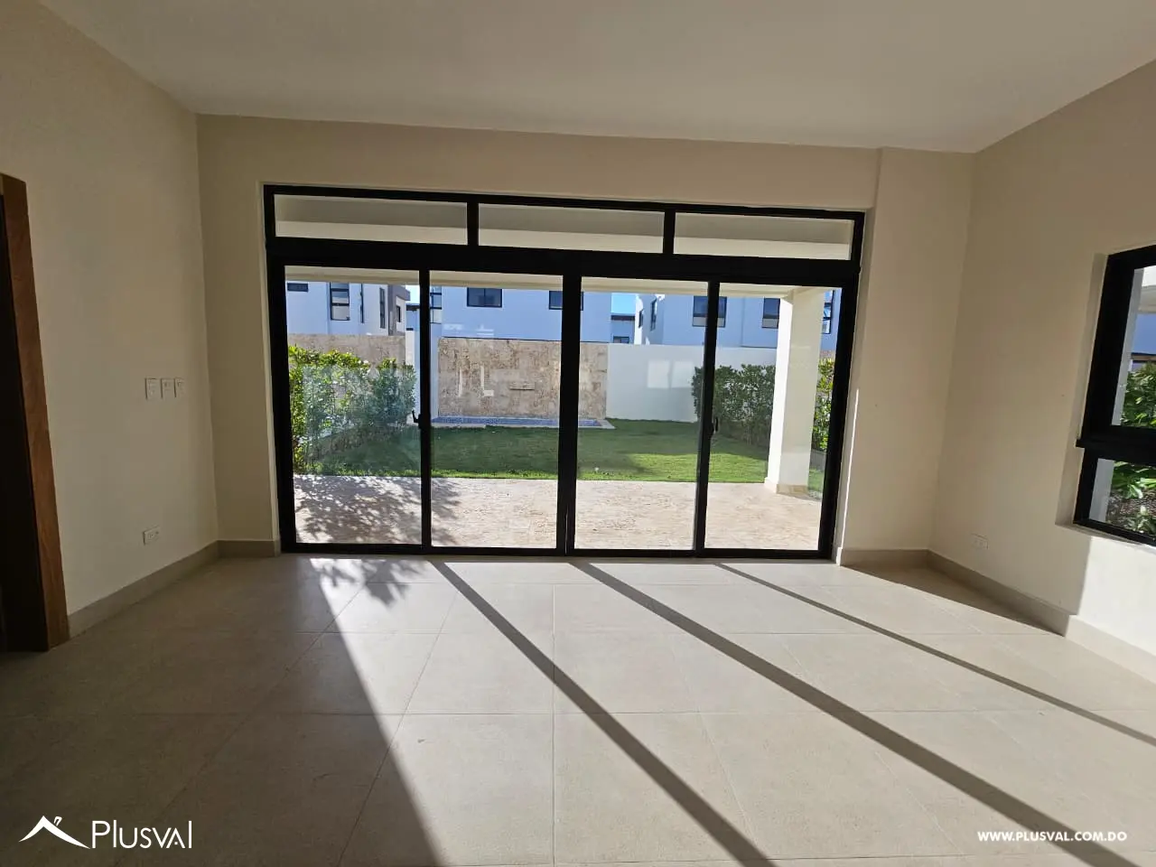Casa en renta con piscina, terraza y jardín privado, amplios espacios y concepto abierto 477964
