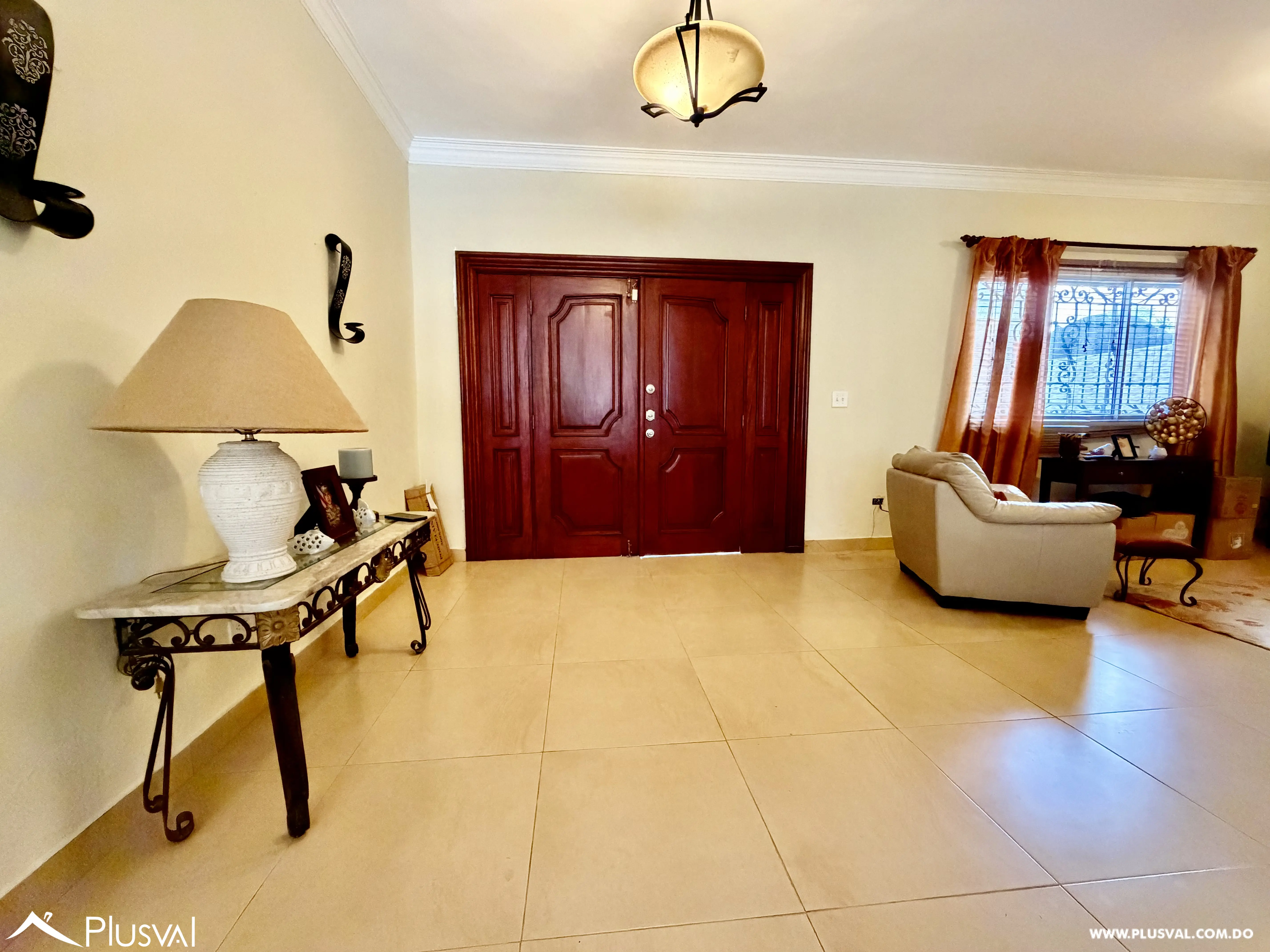 Casa de 3 Niveles con Piscina y Área Social en Juan Dolio 513225