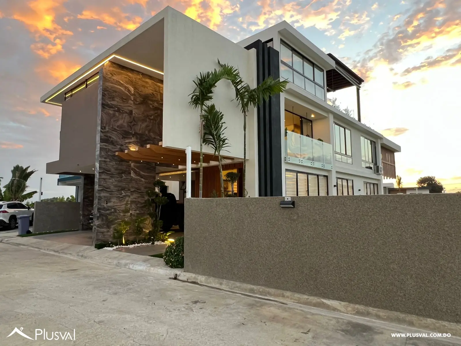 Lujosa Casa en Venta de Tres Niveles en Llanos de Gurabo 518395