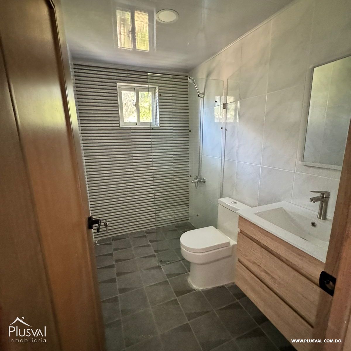 Excepcional Apartamento en exclusivo sector y privado con la privacidad y un encantador patio en el Segundo nivel, Estilo terraza en Santiago 340704