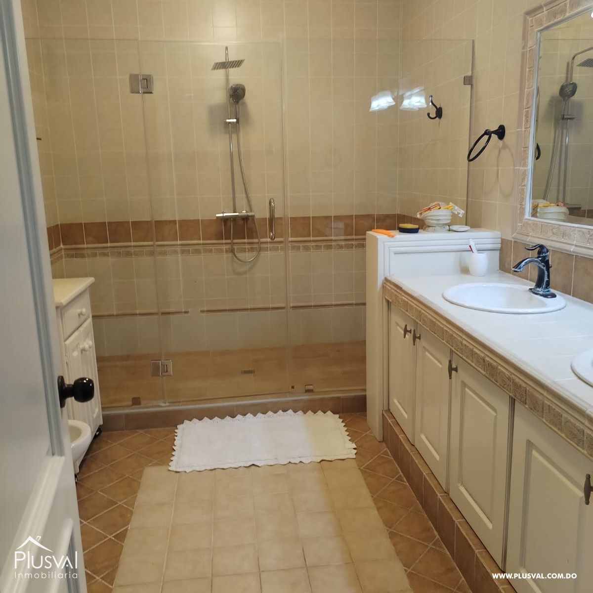 Villa en Guavaberry de dos niveles con vista hacia la piscina y campo de golf. 367960