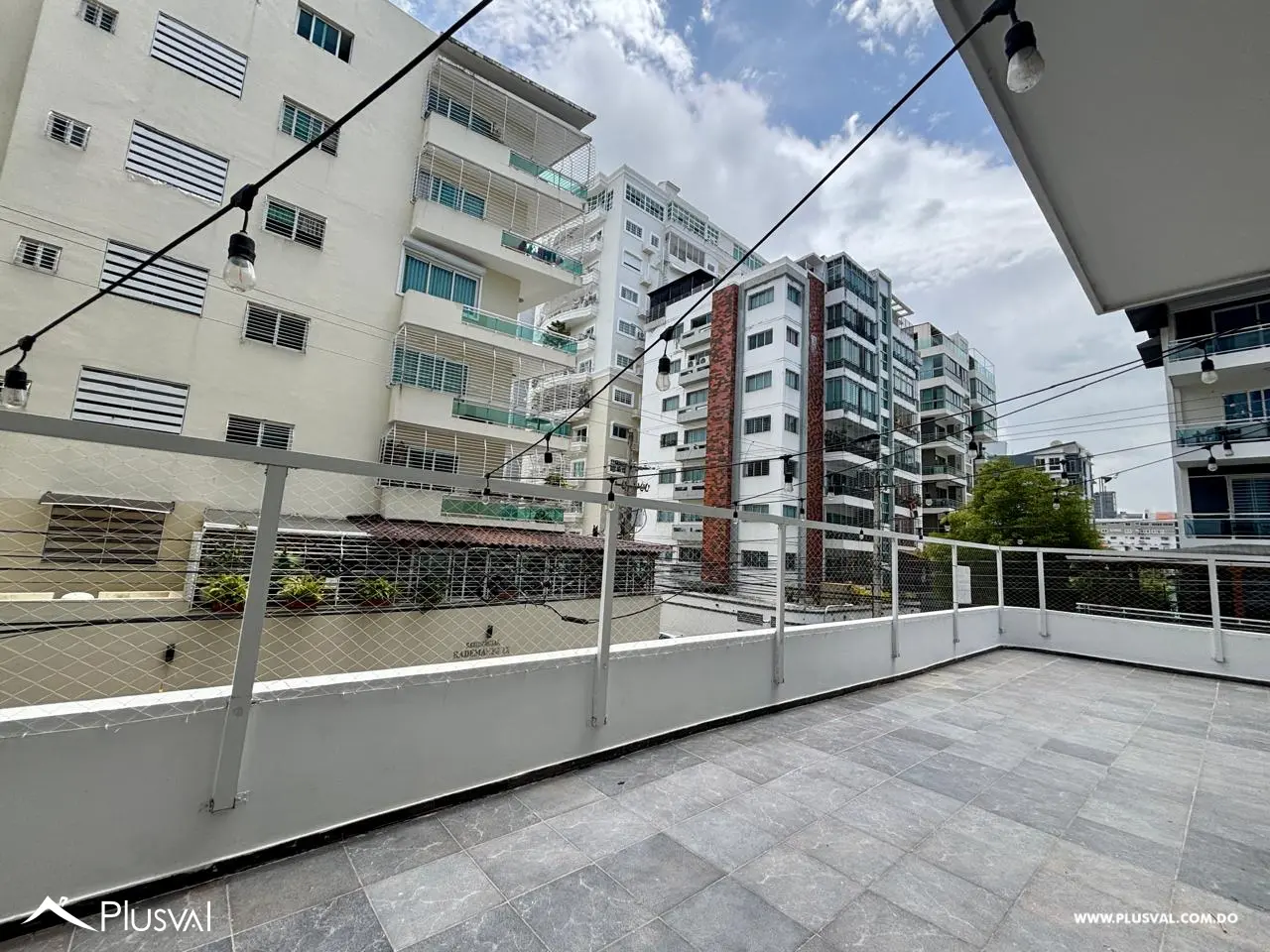 Amplio apartamento con terraza en venta en Evaristo Morales 517774