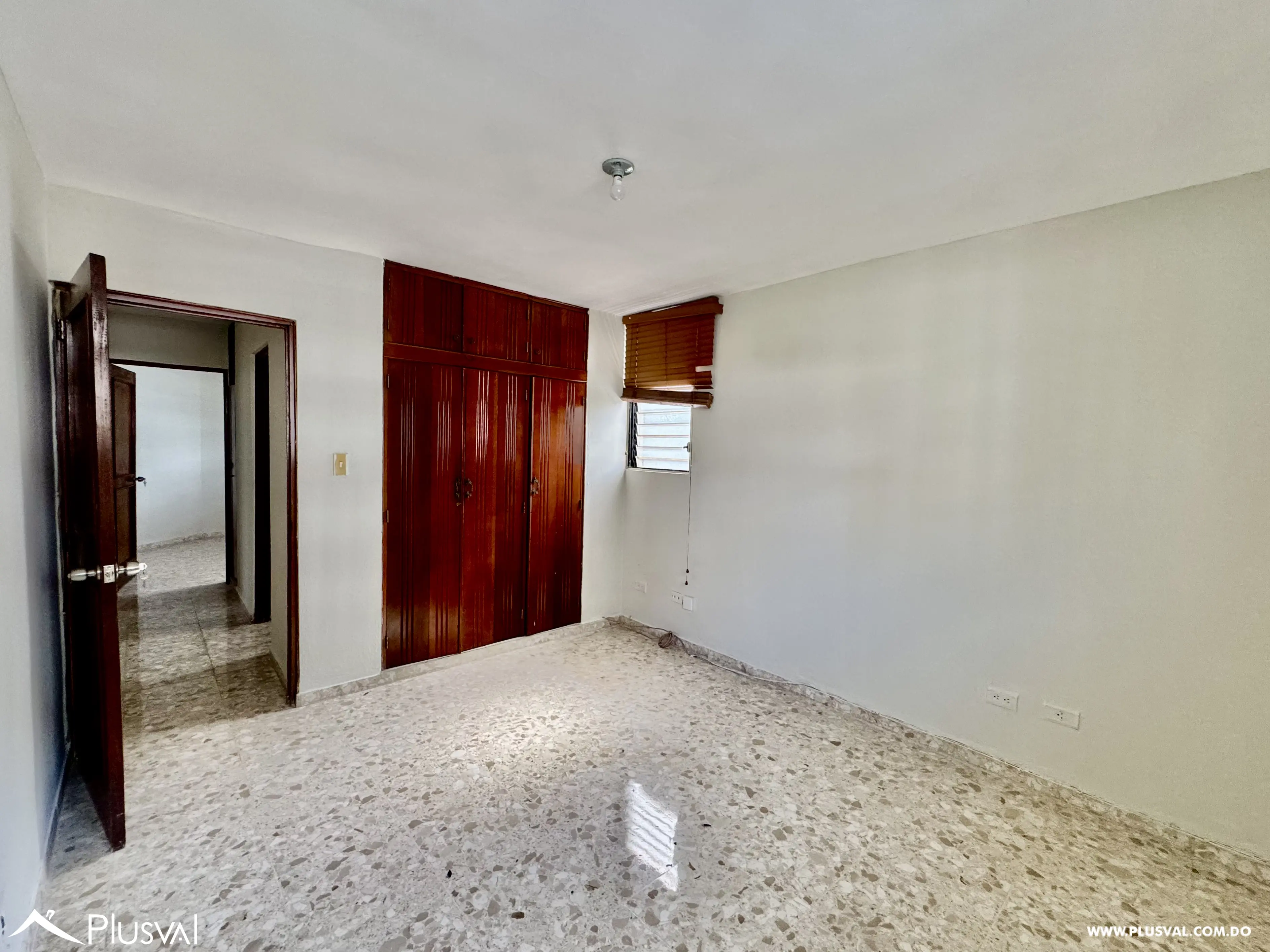 Alquilo Amplio Apto Clásico en Naco 494300