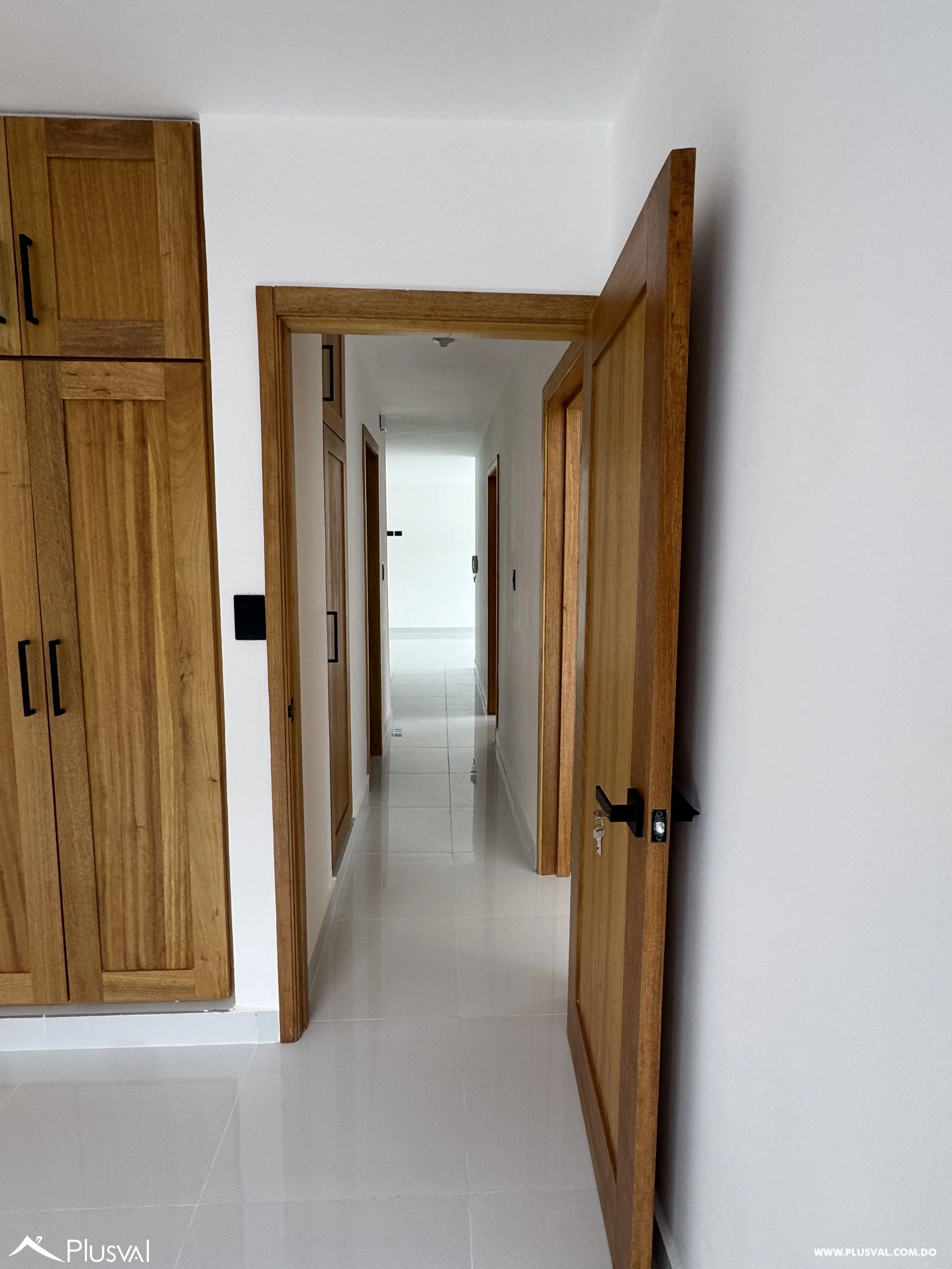 Alquila amplio apartamento en primer nivel con excelente distribución en  zona de mayor  proyección en Santiago. 478804