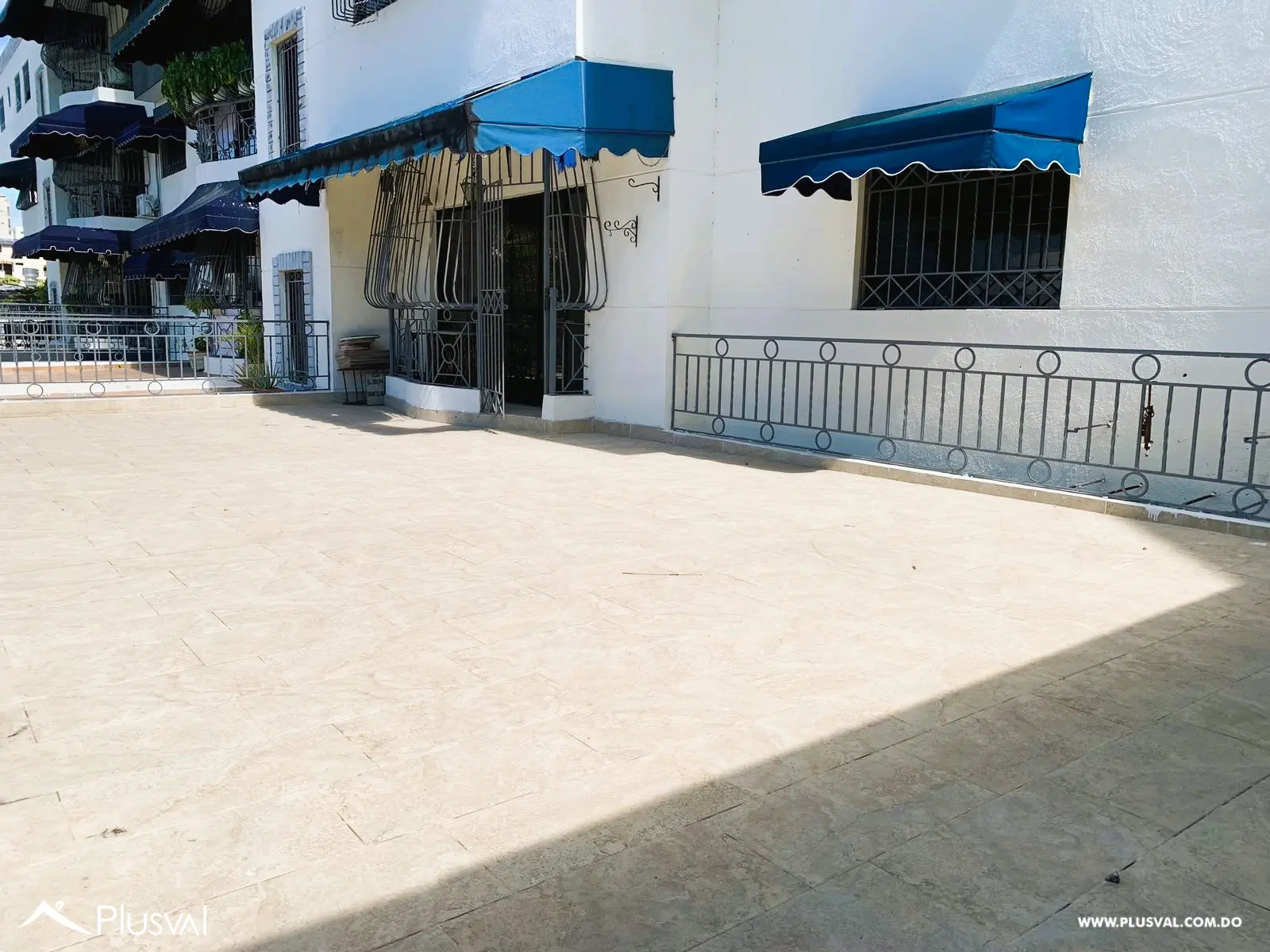 Apartamento con terraza en venta, Evaristo Morales de 3 habitaciones 467932