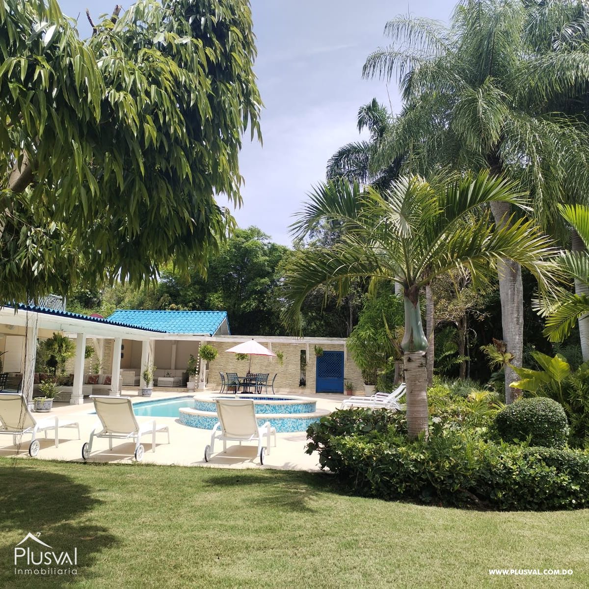 Villa en Guavaberry de dos niveles con vista hacia la piscina y campo de golf. 367976