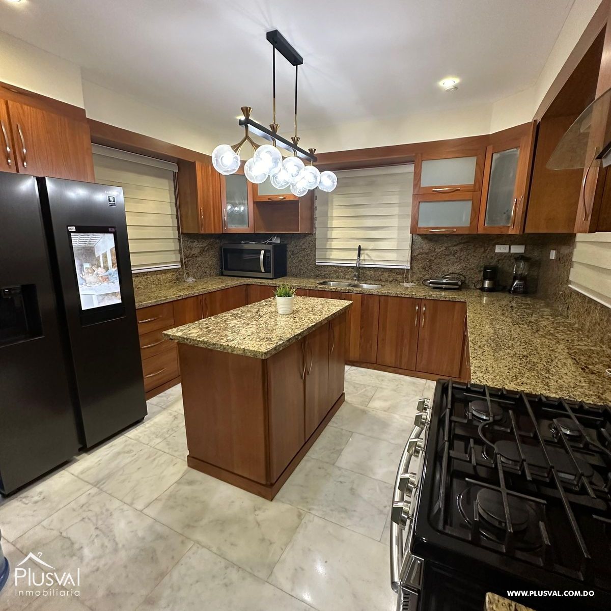 Casa en venta en Santo Domingo Este, 3 niveles de lujo y confort 401373