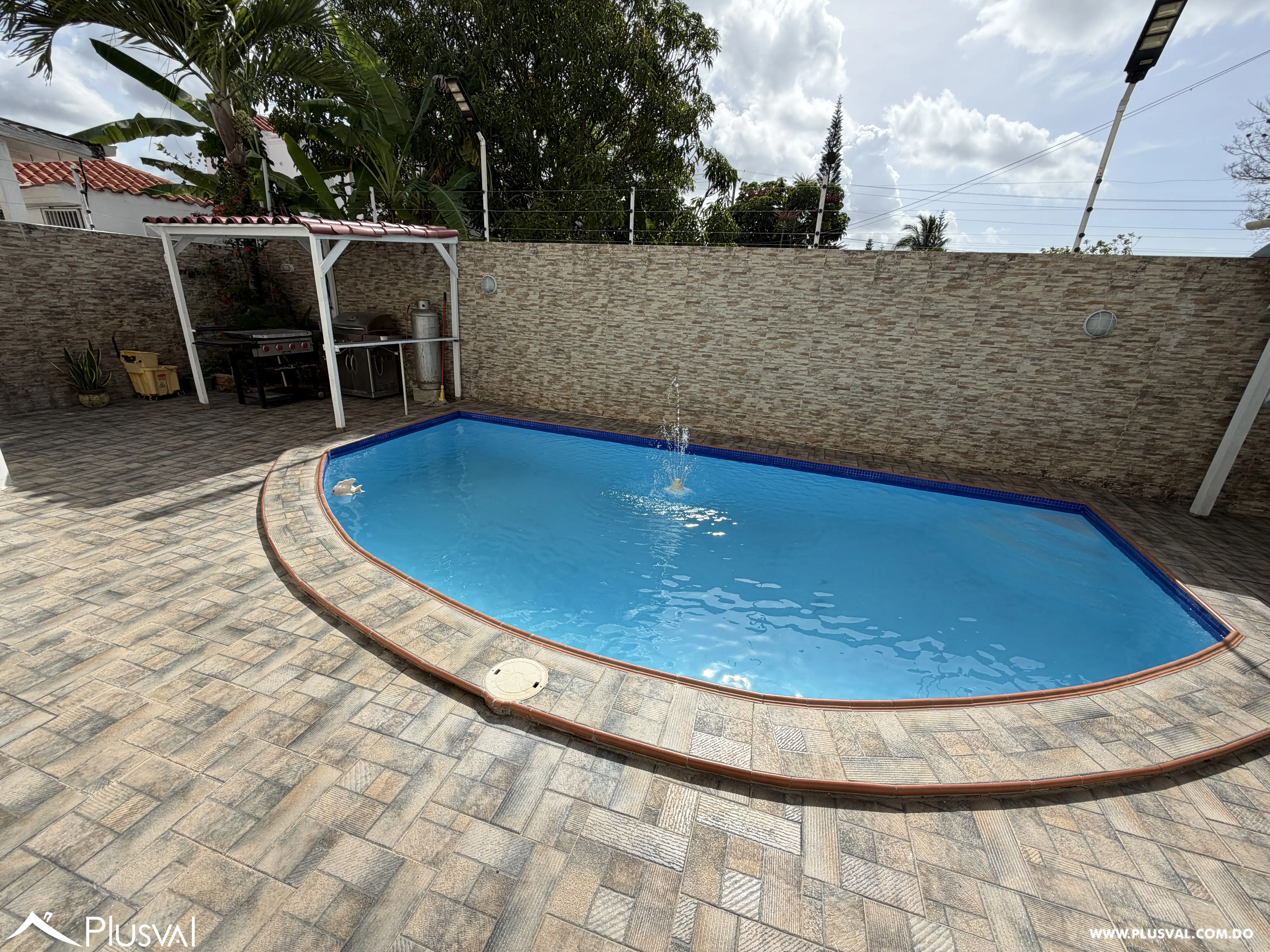 Casa de 3 Niveles con Piscina y Área Social en Juan Dolio 513220