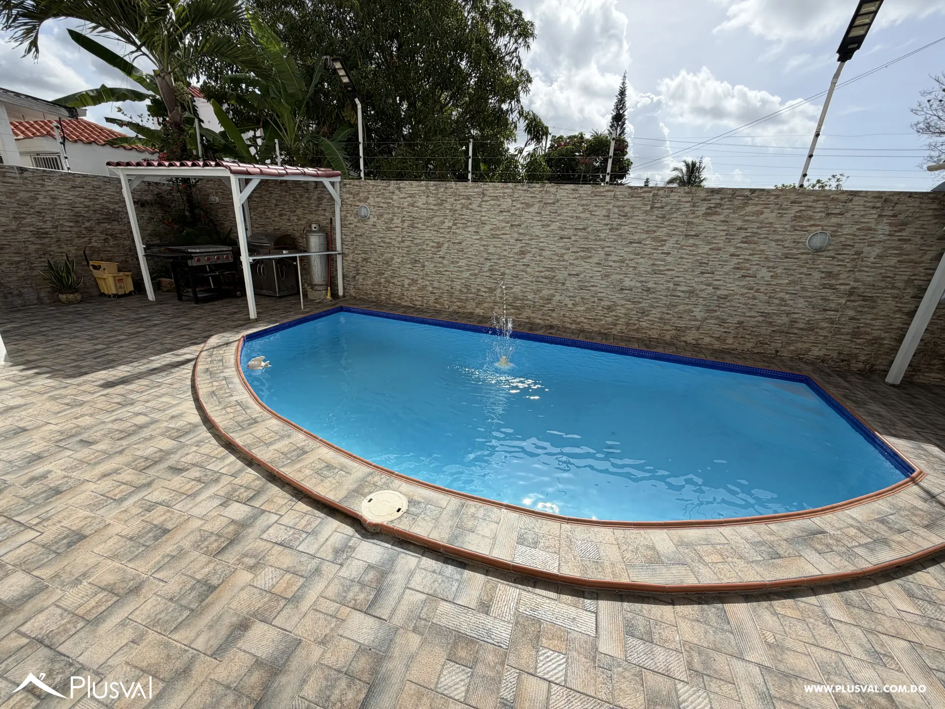 Casa de 3 Niveles con Piscina y Área Social en Juan Dolio 513220