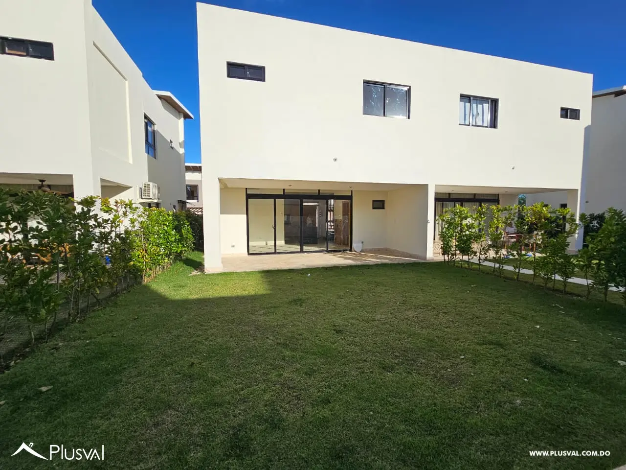 Casa en renta con piscina, terraza y jardín privado, amplios espacios y concepto abierto 477938