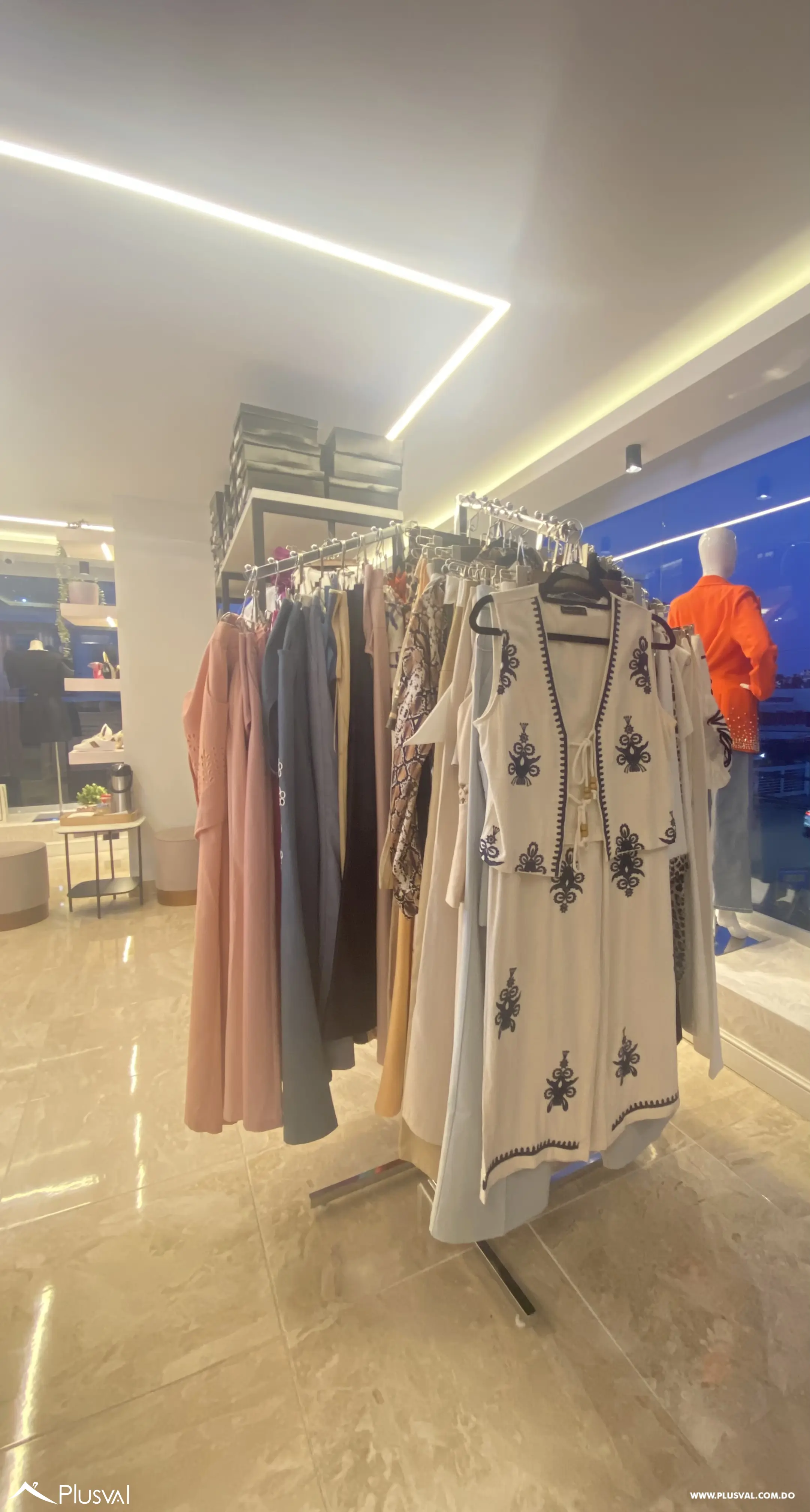 Vendo Traspaso de Excelente Tienda en Local de Plaza Comercial en el Millón 464770