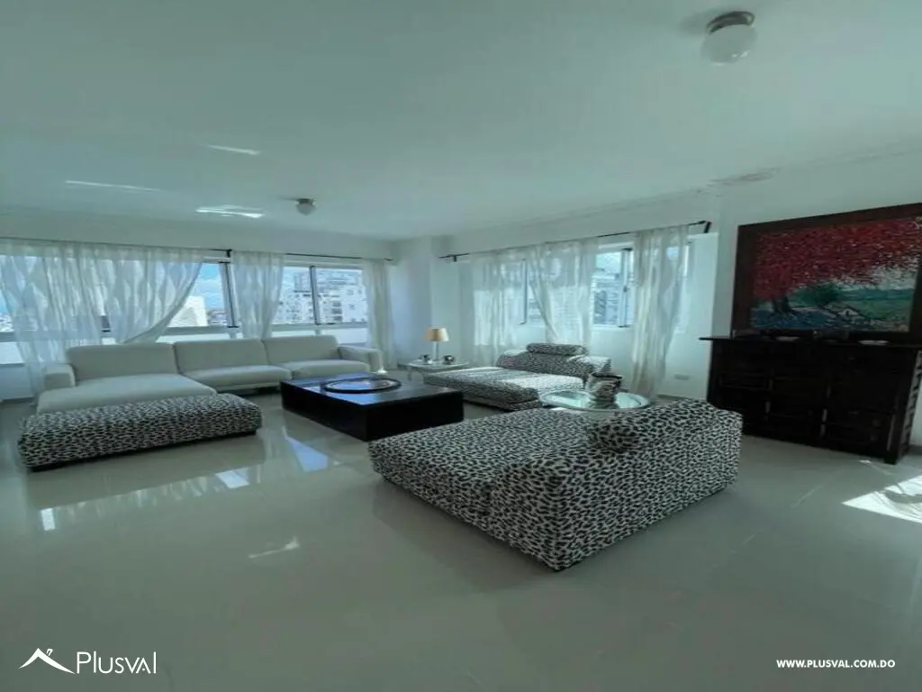 Se alquila amplio apartamento de 3 habitaciones y 2 parqueos. 469428