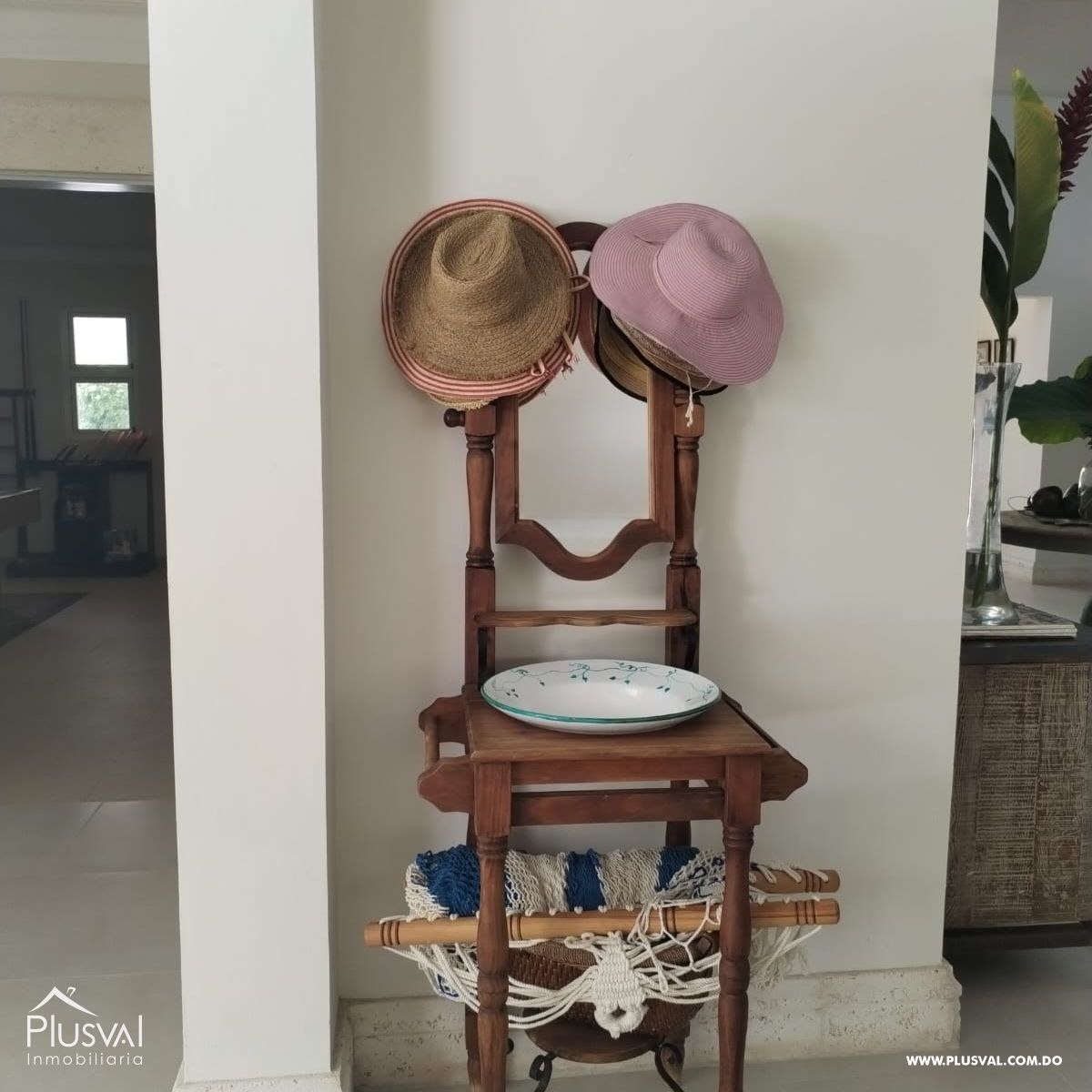 Villa en Guavaberry de dos niveles con vista hacia la piscina y campo de golf. 367953