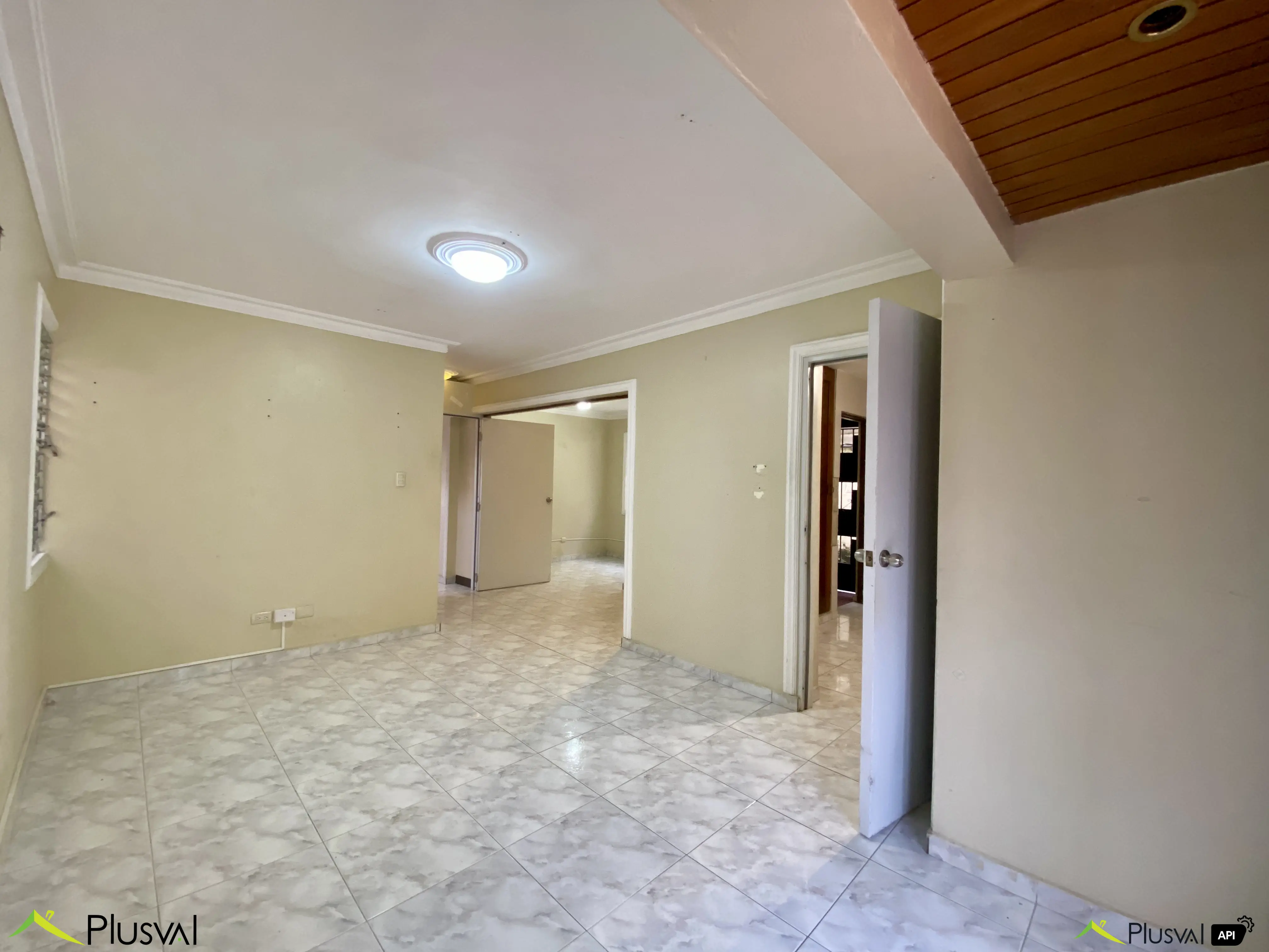 Casa Comercial de Dos Niveles en Alquiler en Urbanización Fernández – Ideal para Oficinas o Negocio 450682