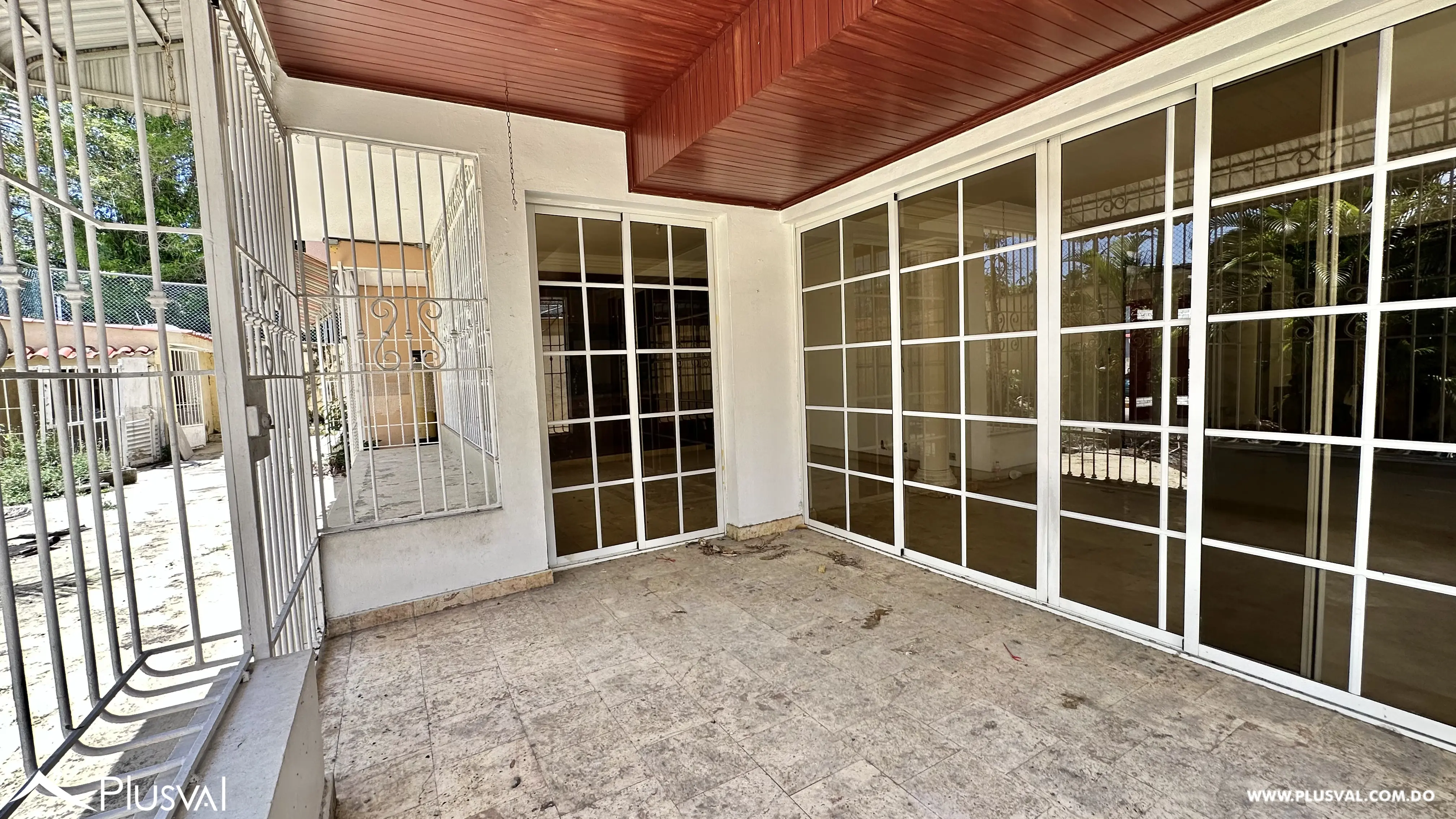 Local Comercial en Alquiler en Los Prados | 2 Niveles y 7 Parqueos 499903