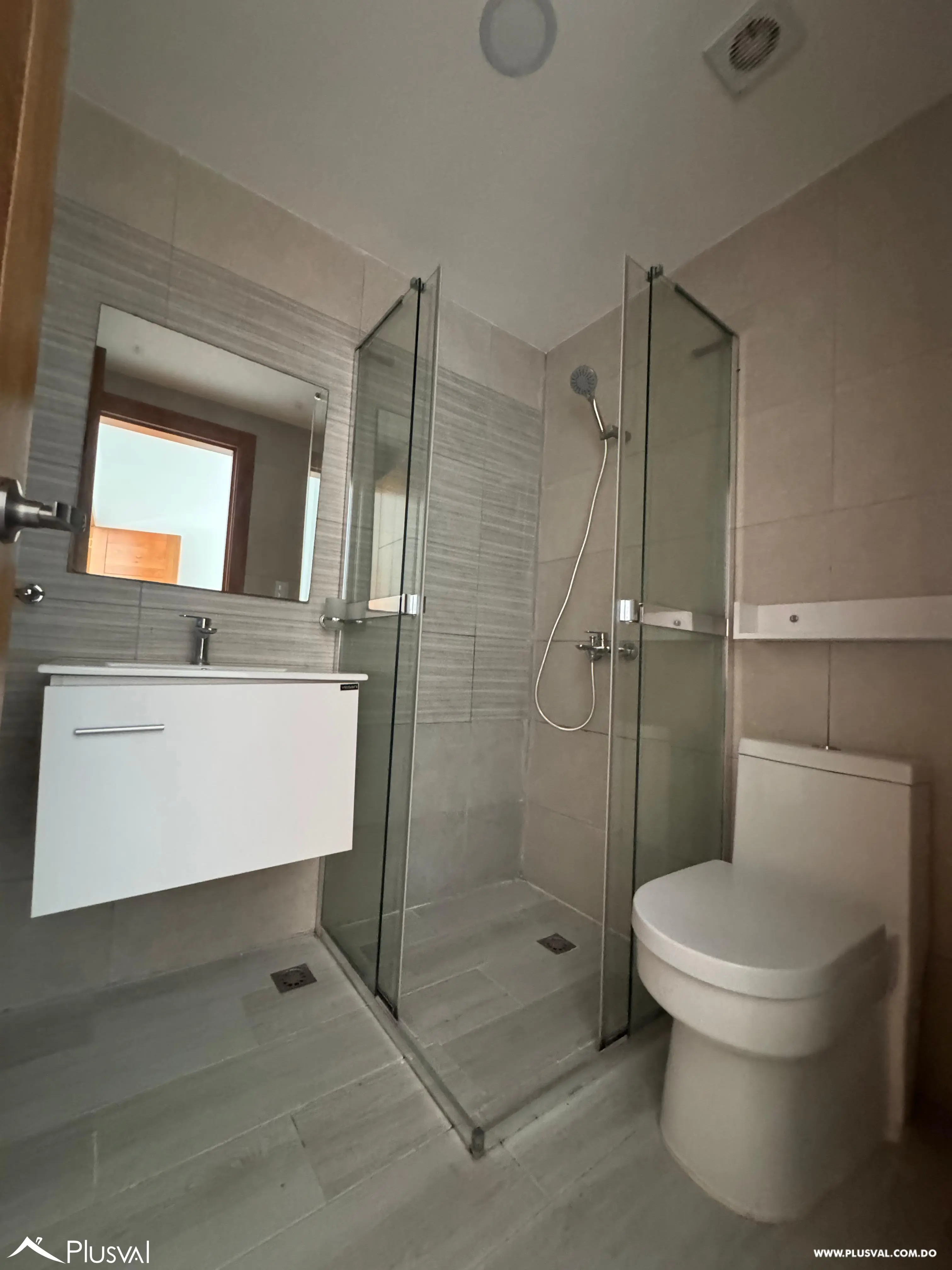 Alquiler de comodo apartamento en torre moderna de Evaristo Morales 458281