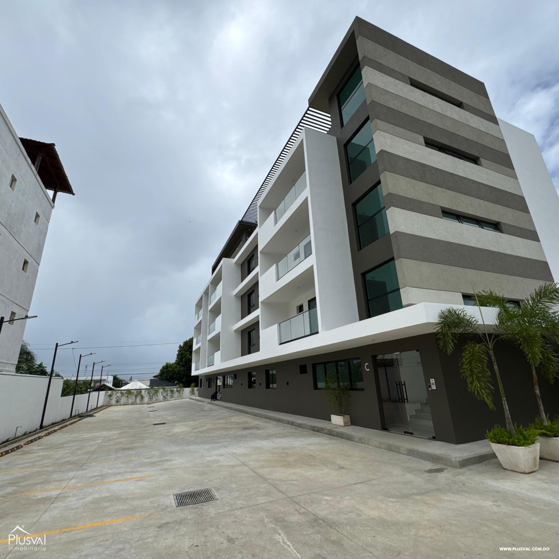 Amplio apartamento residencial ubicado en un 4to nivel con terraza, ideal para los amantes de la naturaleza y de la cordillera. 501320