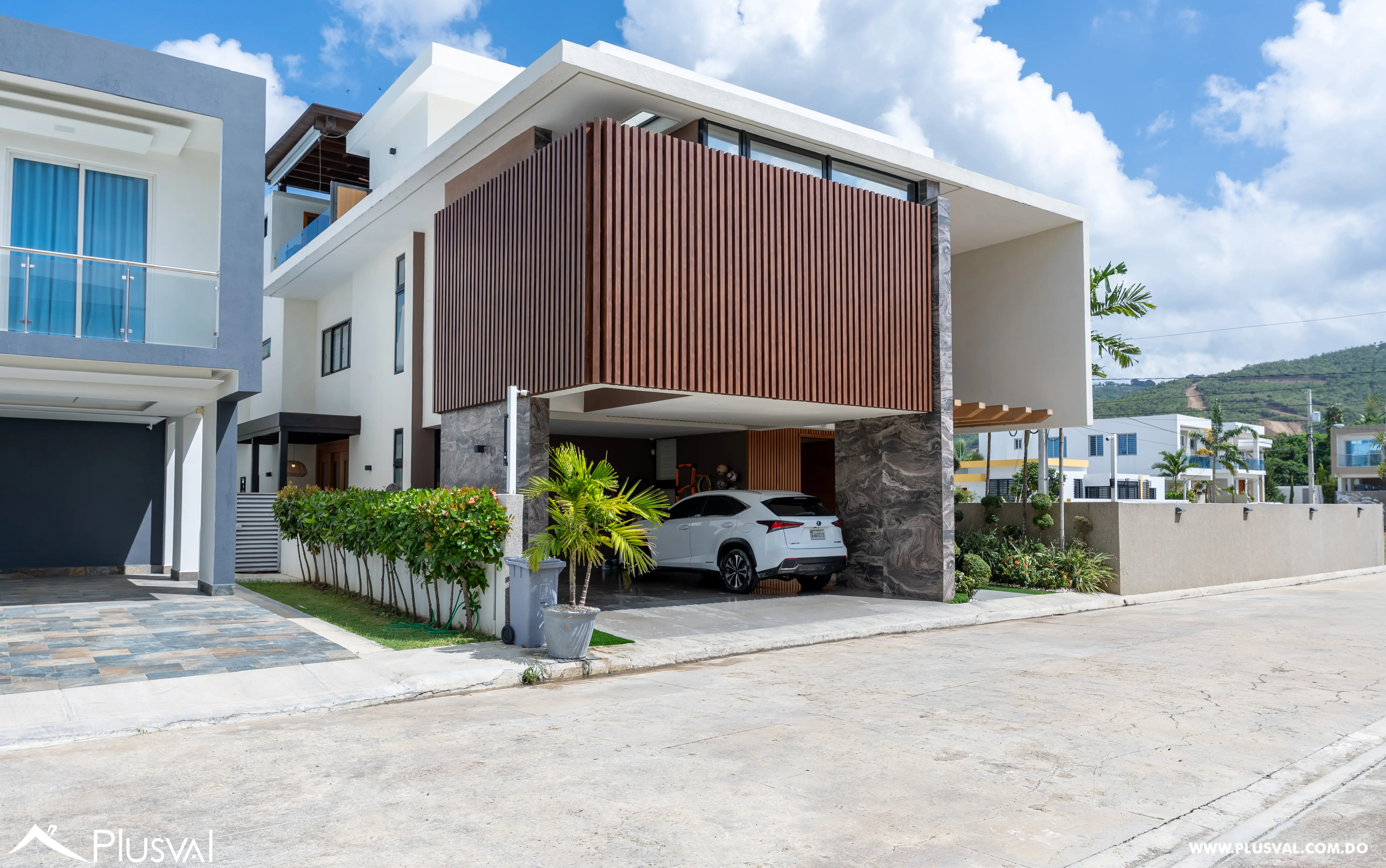 Lujosa Casa en Venta de Tres Niveles en Llanos de Gurabo 520403