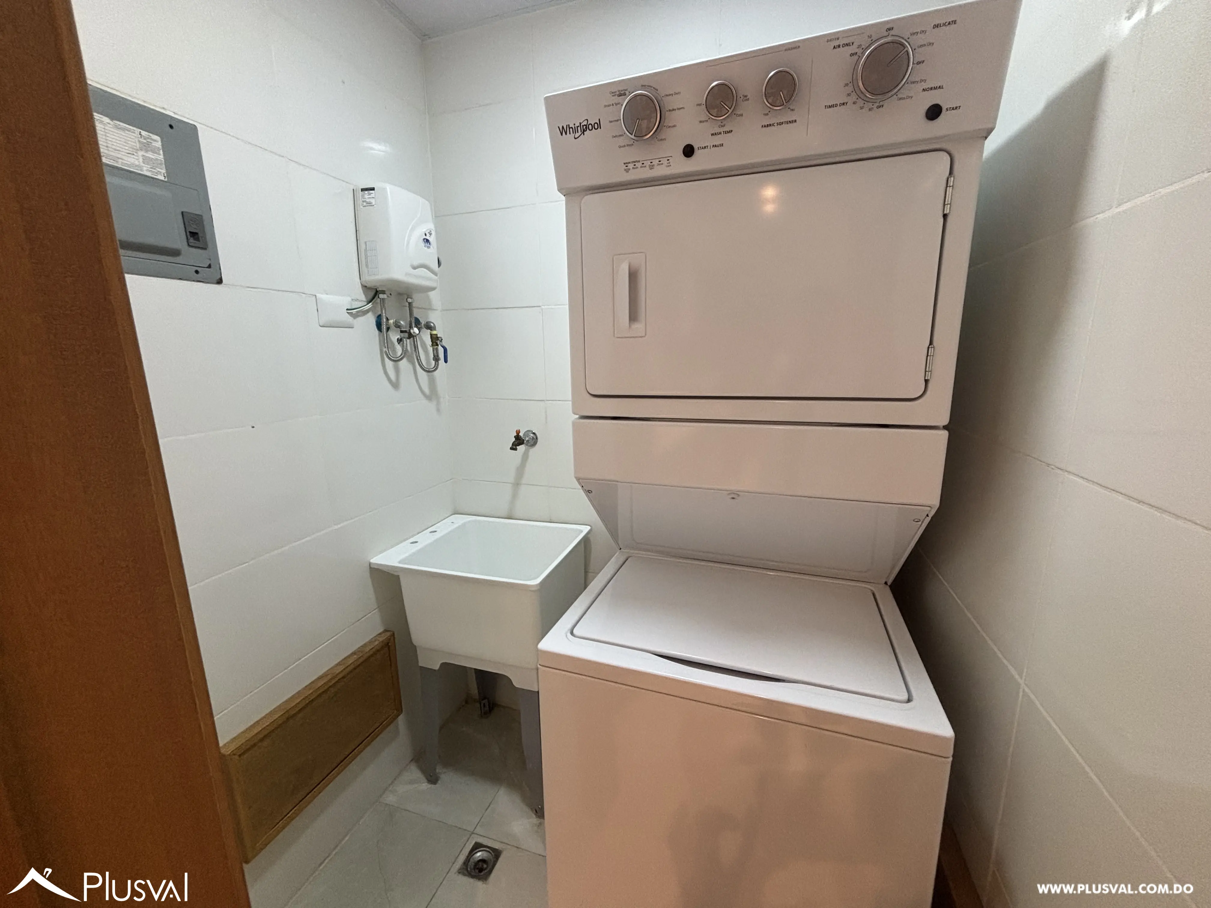 Moderno Apartamento en alquiler de 1 habitación + Estudio en Torre Exclusiva en Bella Vista –Vive con estilo en este elegante 1 habitación con estudio cerrado, balcón y áreas sociales con picuzzi, en 486804