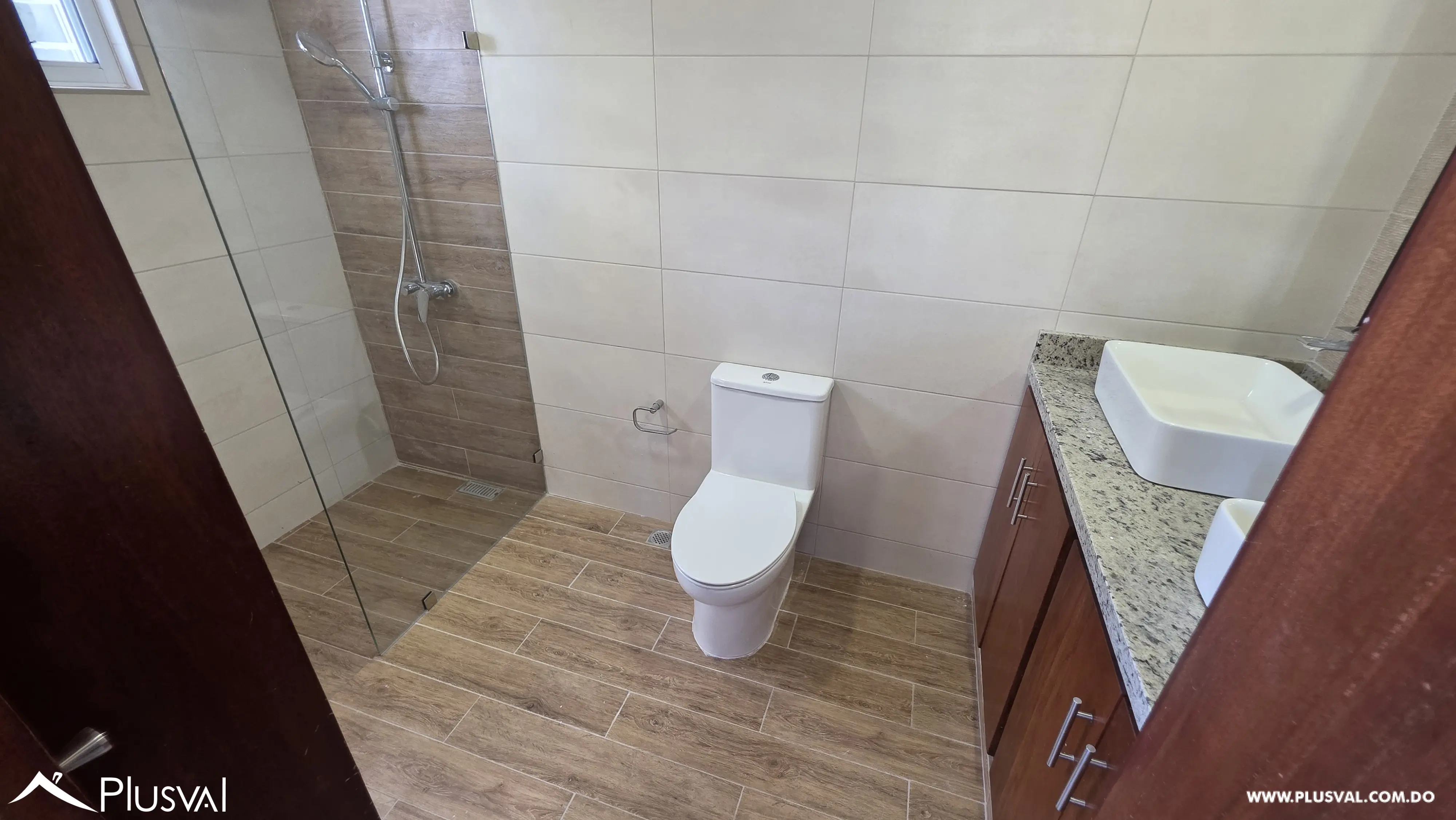 Amplio apartamento en alquiler en Evaristo Morales 536936