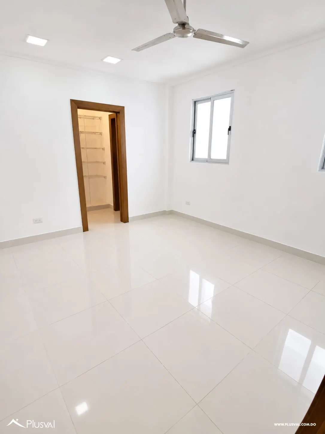 Apartamento con amplio balcon en torre con amenidades en venta 518781