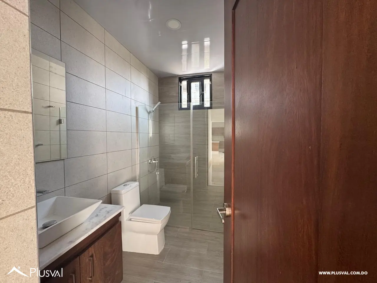 Apartmento en piso alto con espectacular vista panorámica desde sala y habitación en la Urb. Thomen. 462817