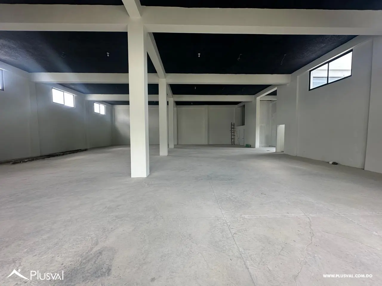 Edificio De Tres Niveles En Alquiler 524704