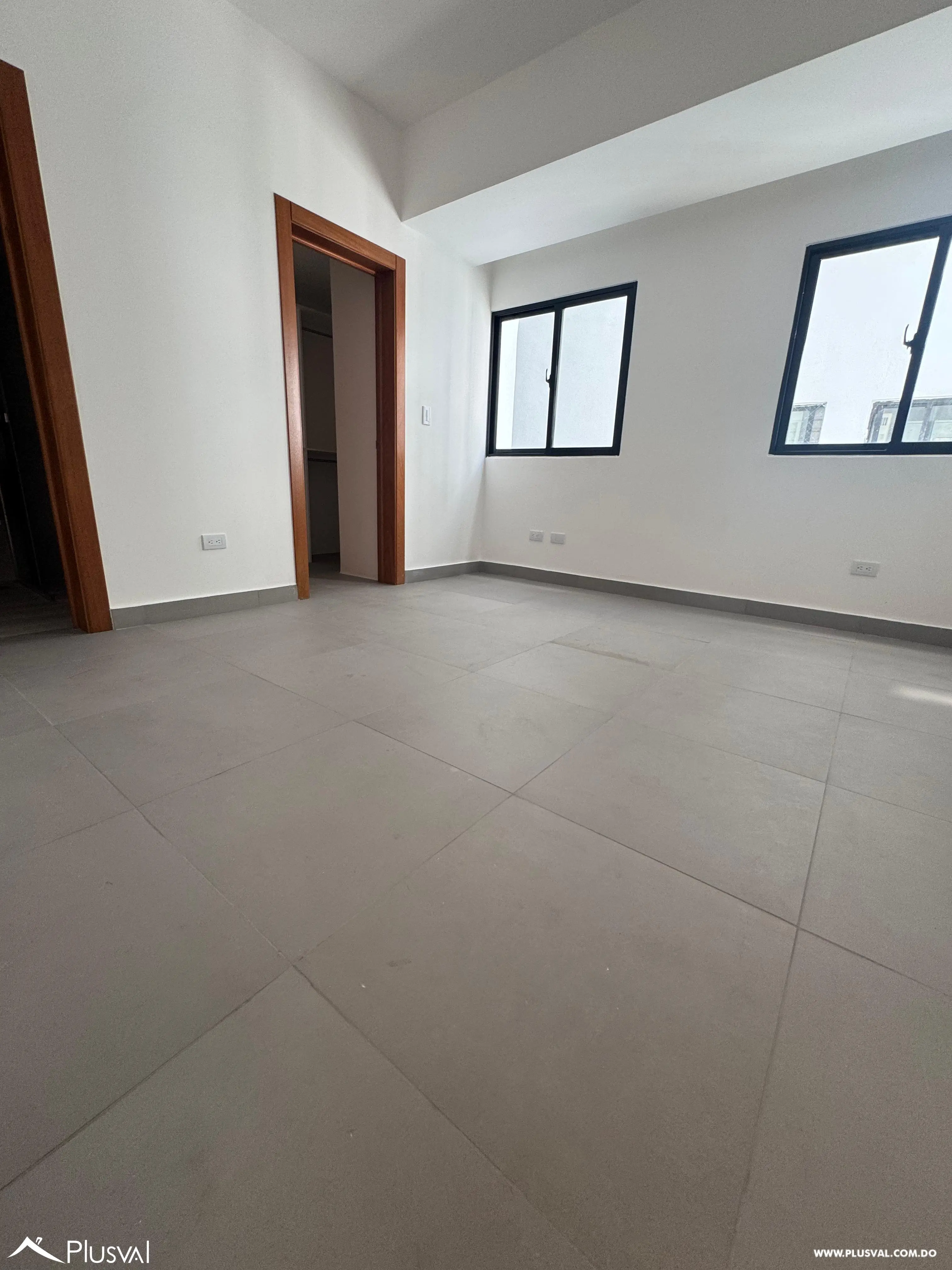 Alquiler de comodo apartamento en torre moderna de Evaristo Morales 458276