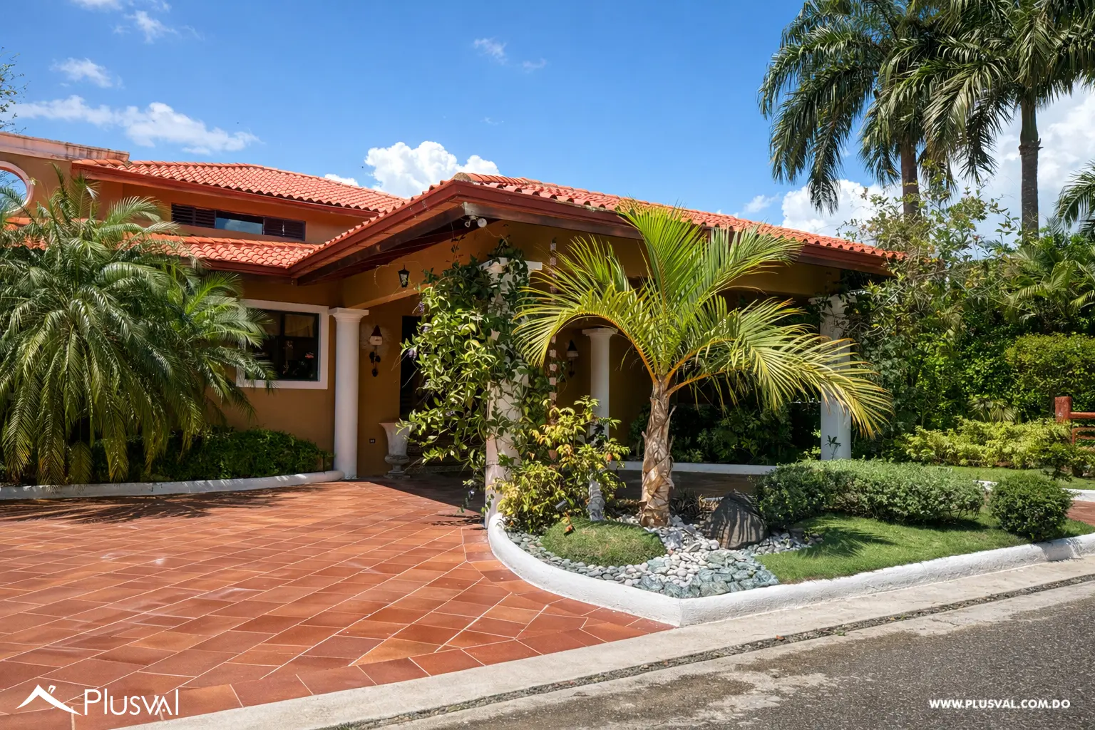 Villa en venta en metro Country Club con piscina privada y vista al campo de golf 493254