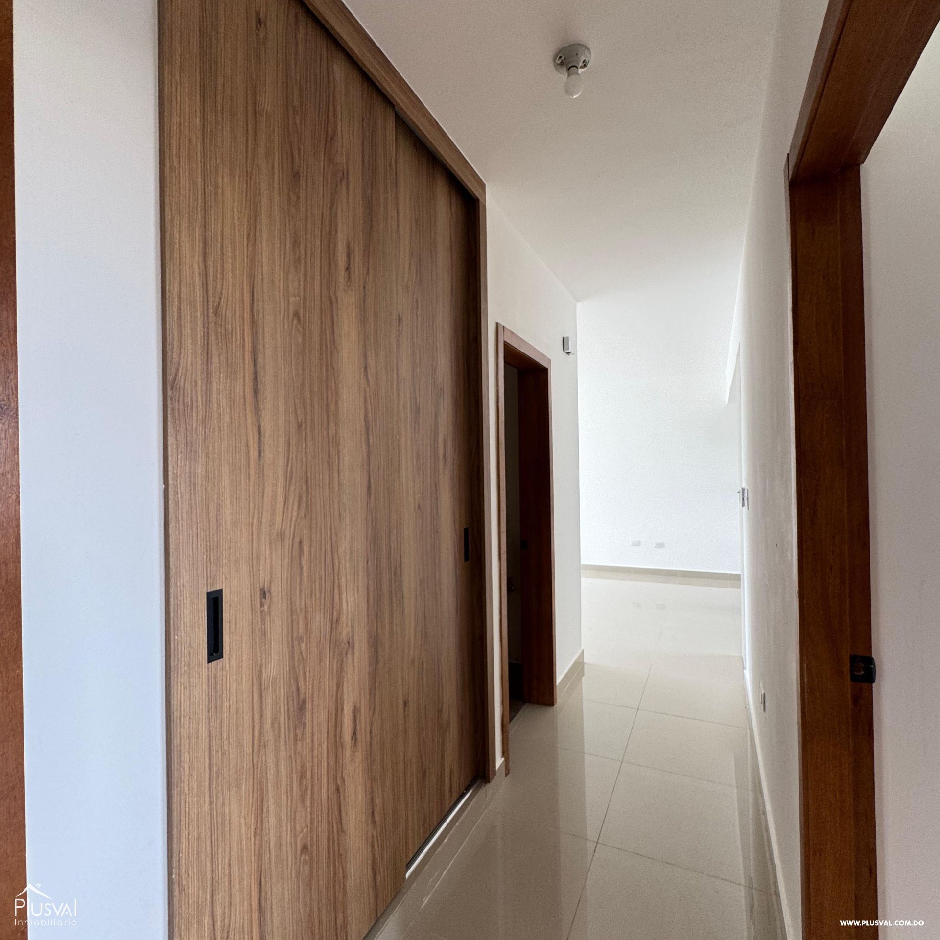 Amplio apartamento residencial ubicado en un 4to nivel con terraza, ideal para los amantes de la naturaleza y de la cordillera. 501315