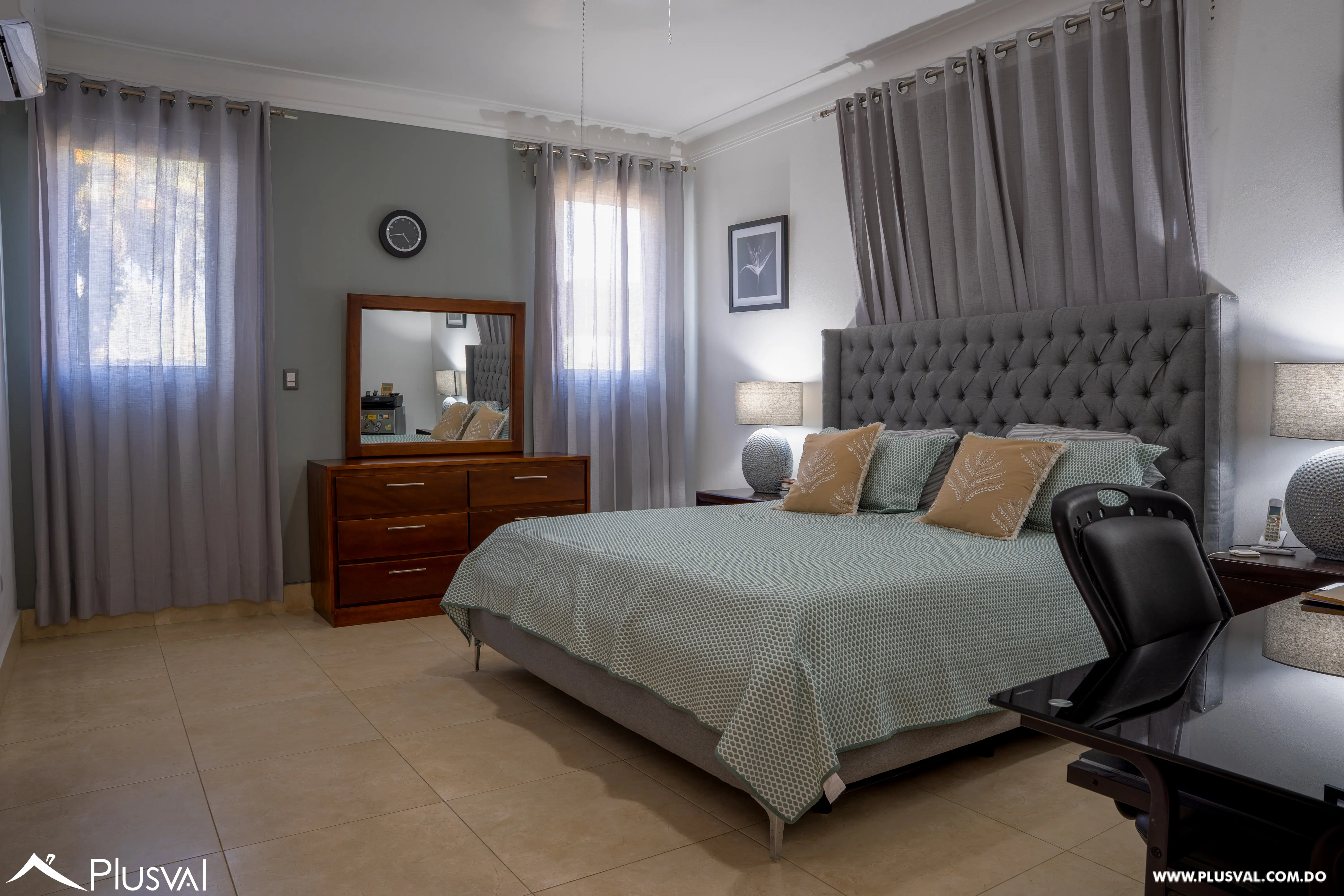 Exclusiva Casa de Dos Niveles en Venta con Piscina y Patio 522158