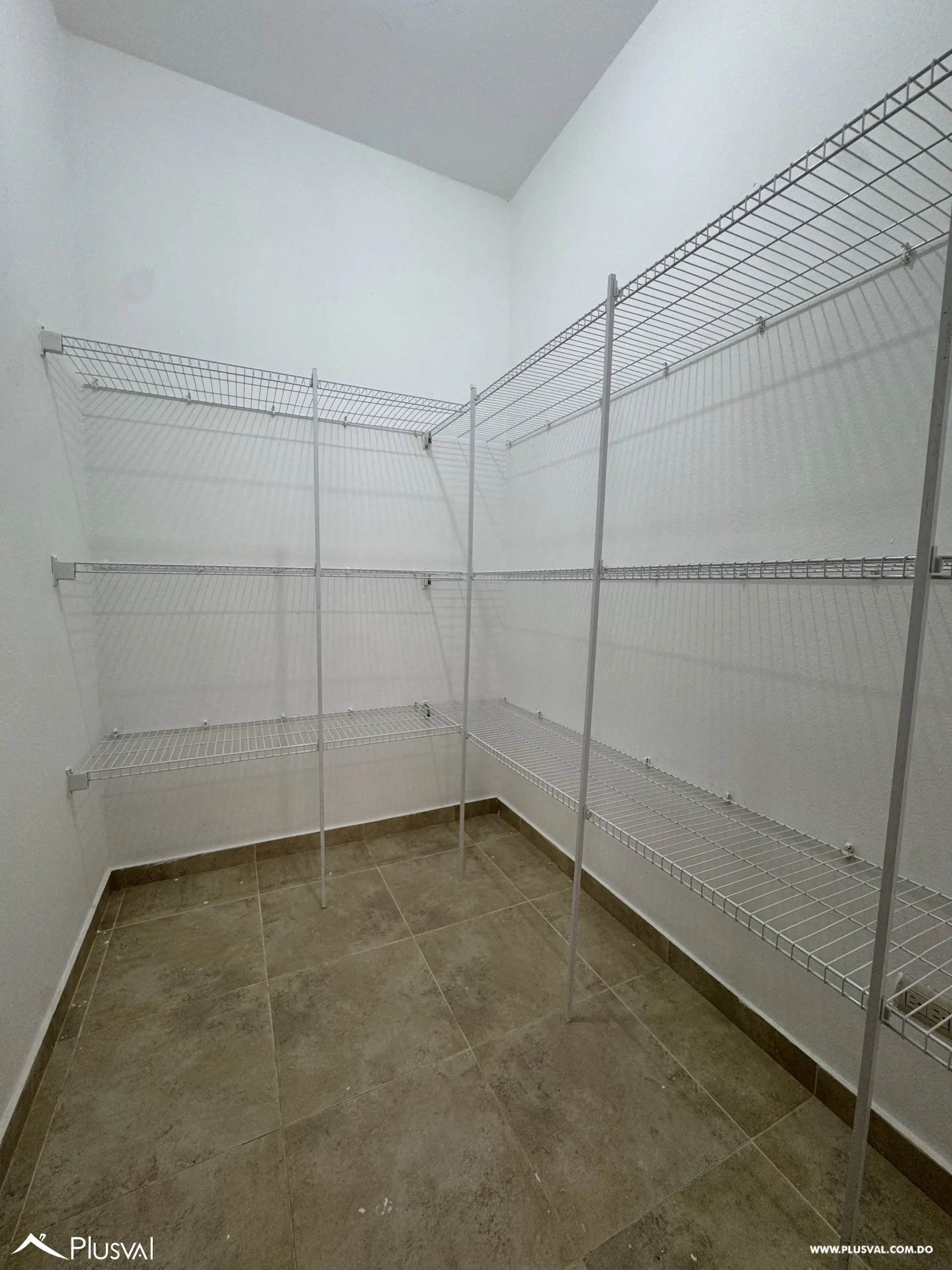 Casa de Dos Niveles en Alquiler en Exclusivo Complejo Habitacional Privado 528694