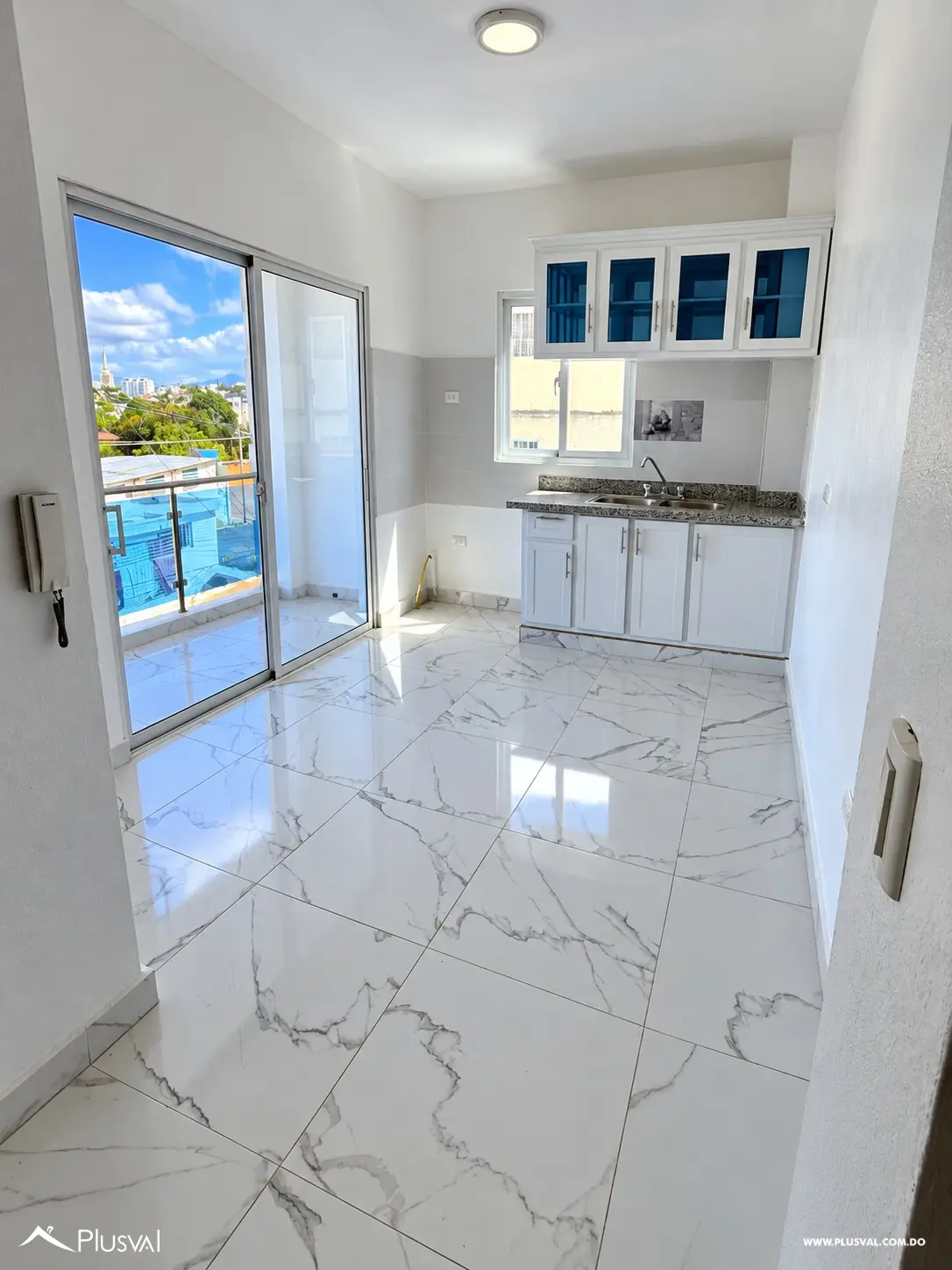 Edificio de Tres Niveles y Diez Apartamentos  de 225.26 MT2 530147