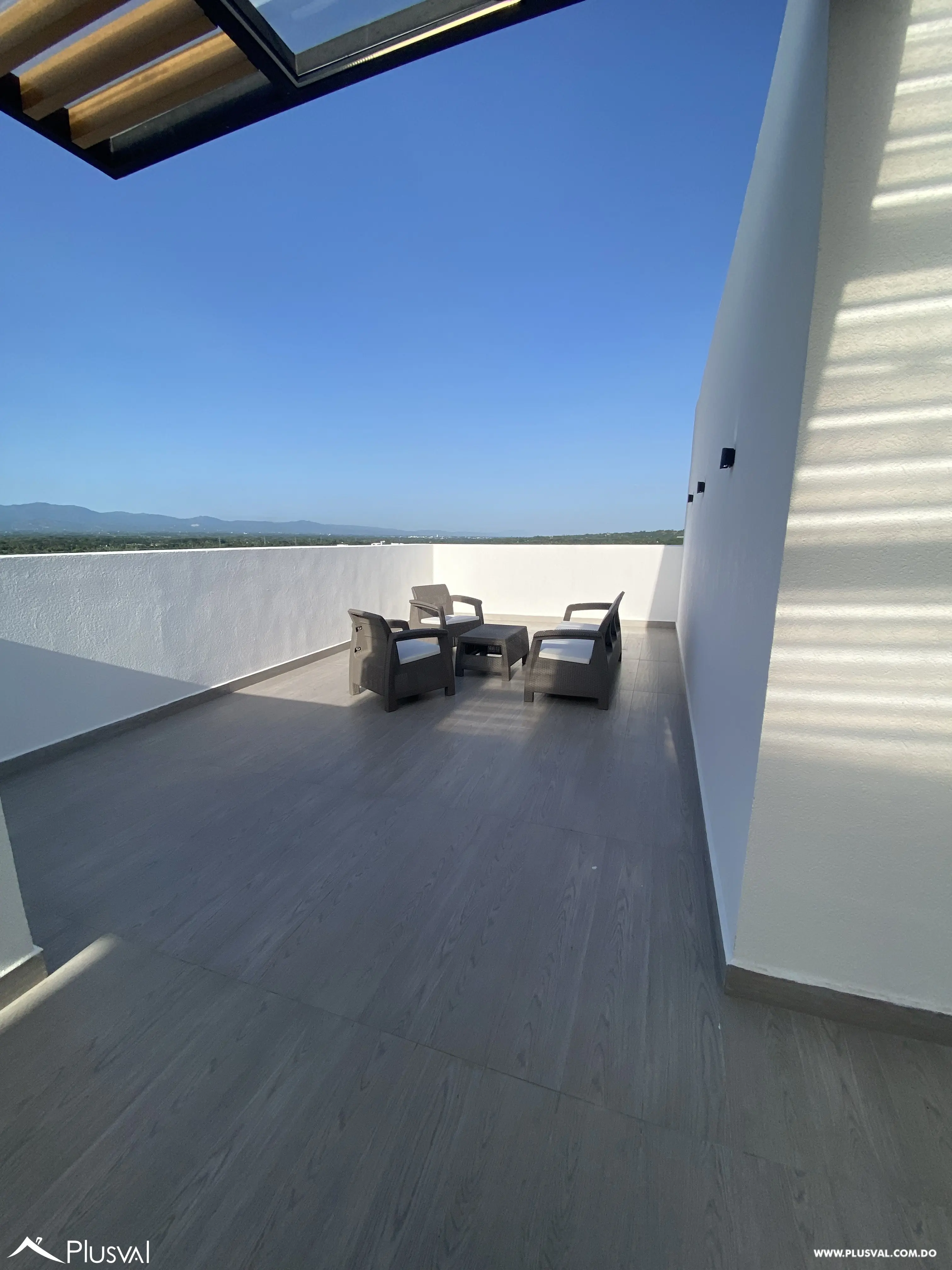 Apartamento en 4to nivel con ascensor, ubicado en una moderna torre próxima al Aeropuerto Internacional del Cibao, ideal para vivir o invertir. 518535