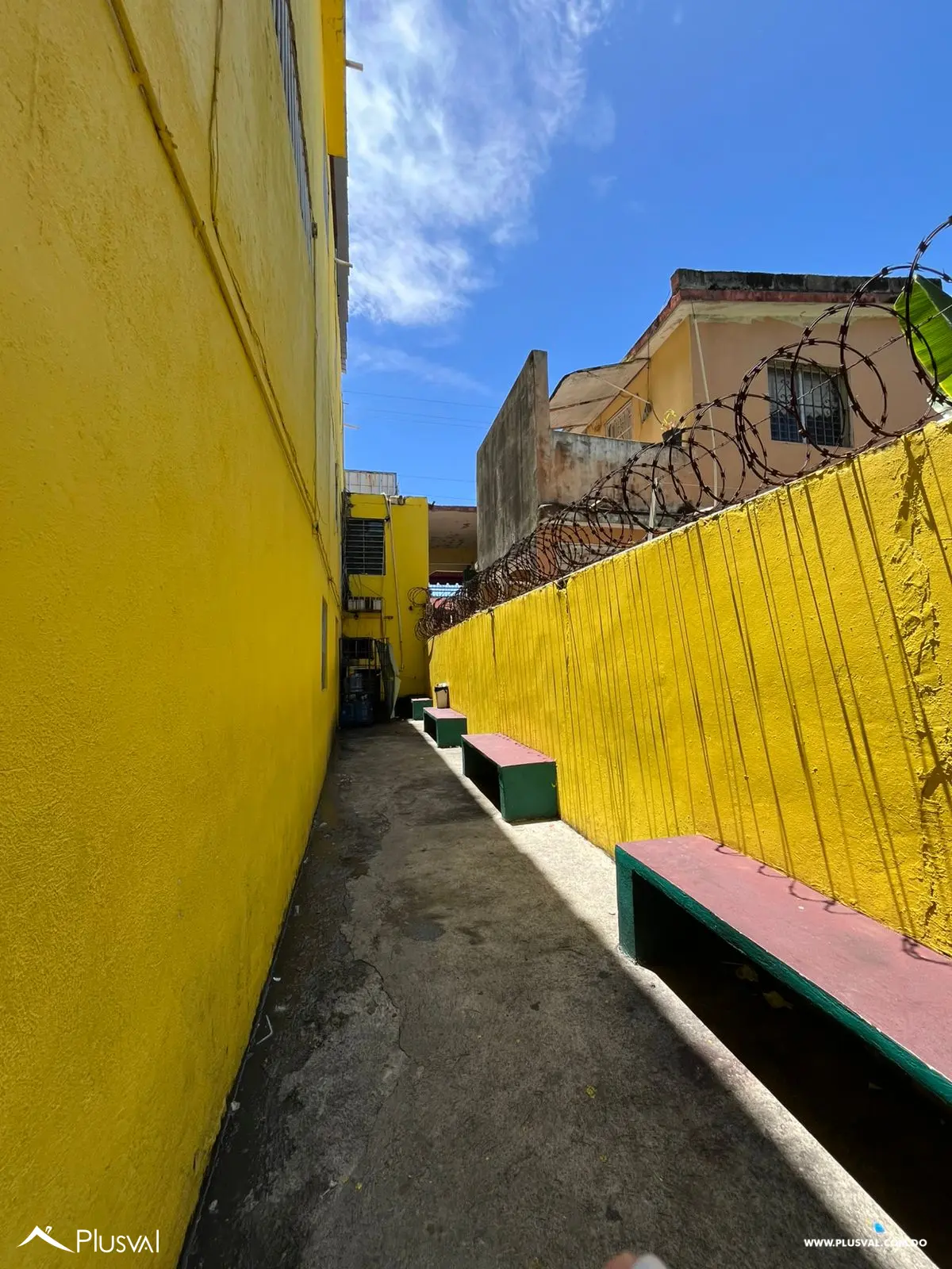 Edificio de 3 niveles con vocación comercial de venta en Engombe 508782