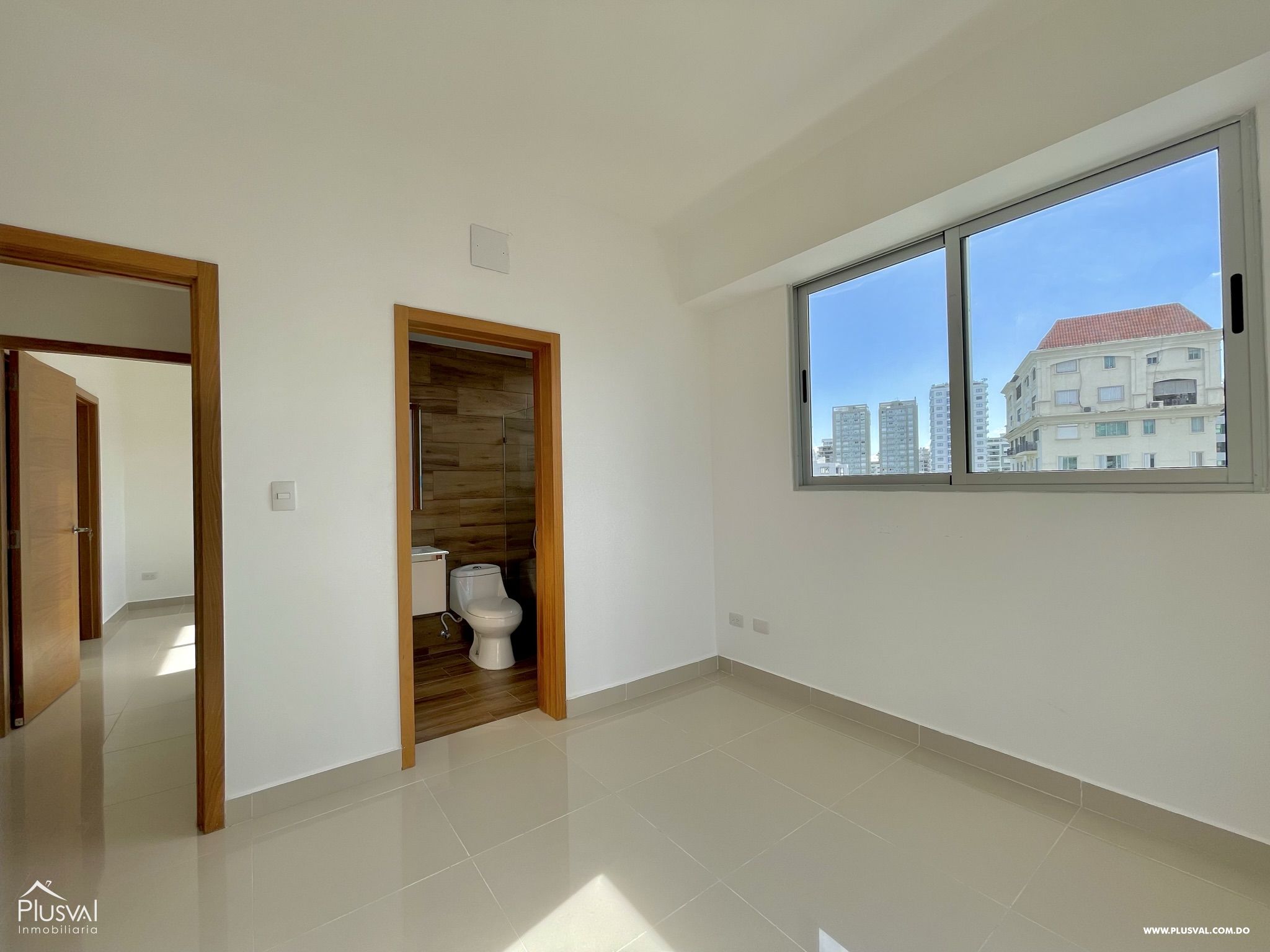 Alquiler Apartamento 2 Hab + Estudio, con Area Social y 2 parqueos + Locker en Serralles 235929