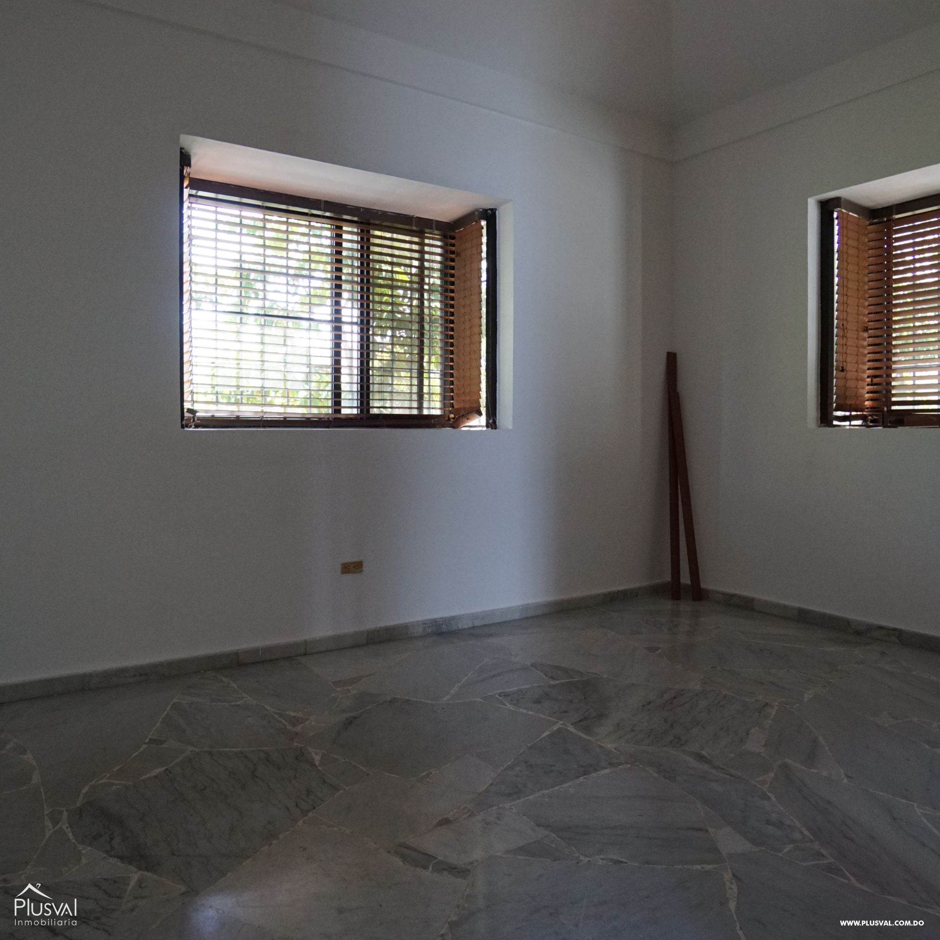 Amplia casa en VENTA en Cuesta Brava. 383605